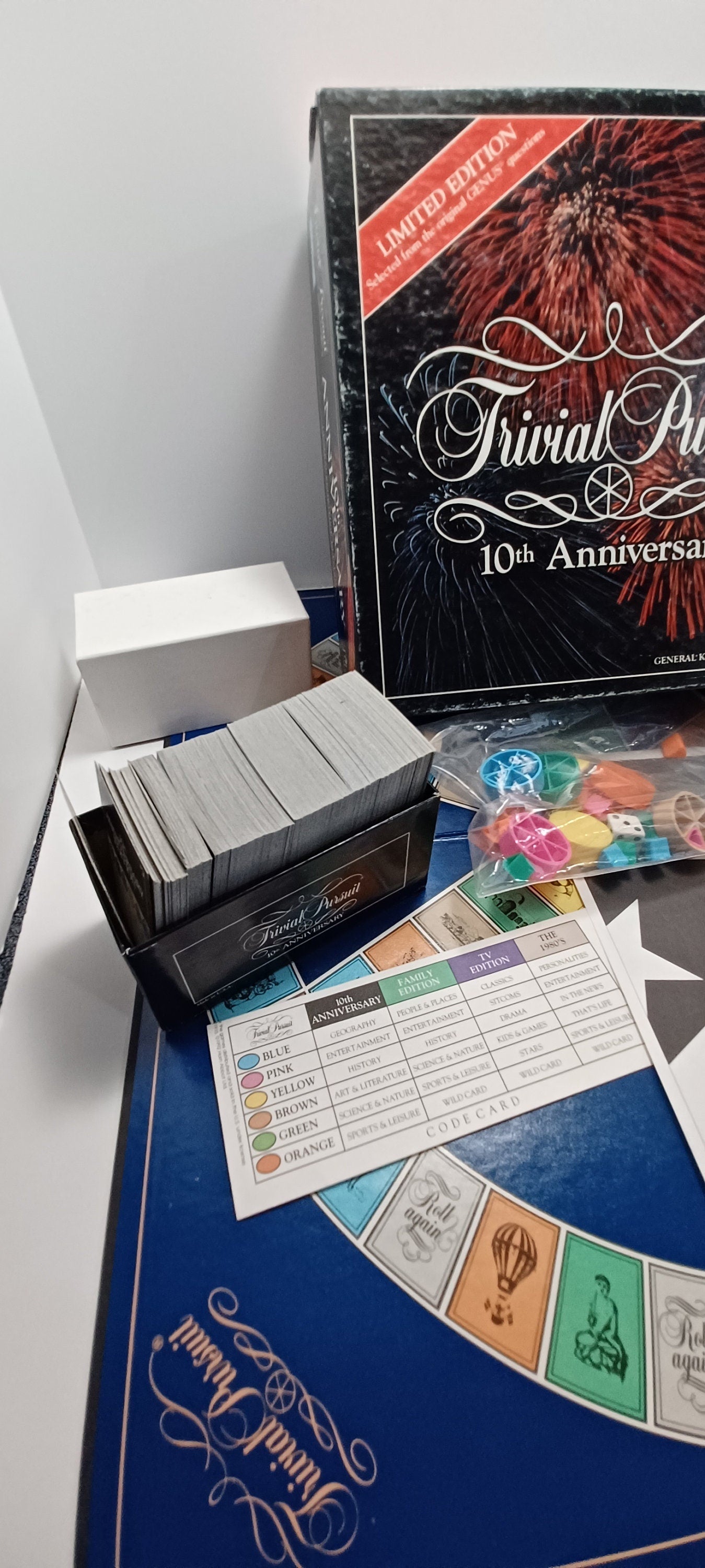 Vintage Trivial Pursuit 10th Anniversary Board Game 1992 - Trivial Pursuit - Anniversary Edition - Board Games - Family Games - Trivia