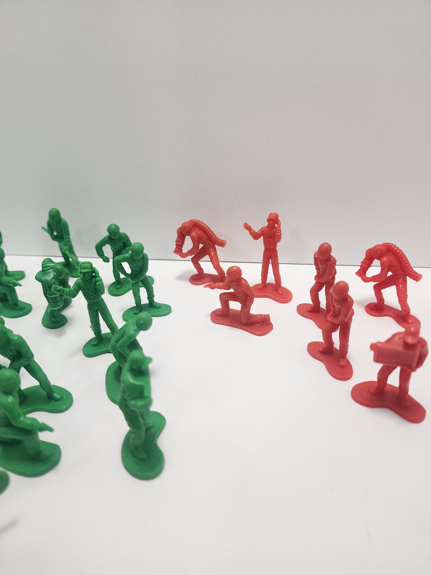 Hot Wheels Old Army Men Red and Green Playset - Army - Army Figures - Army Toys - Hotwheels - Hot Wheels - Mattel Toys - Army Playset