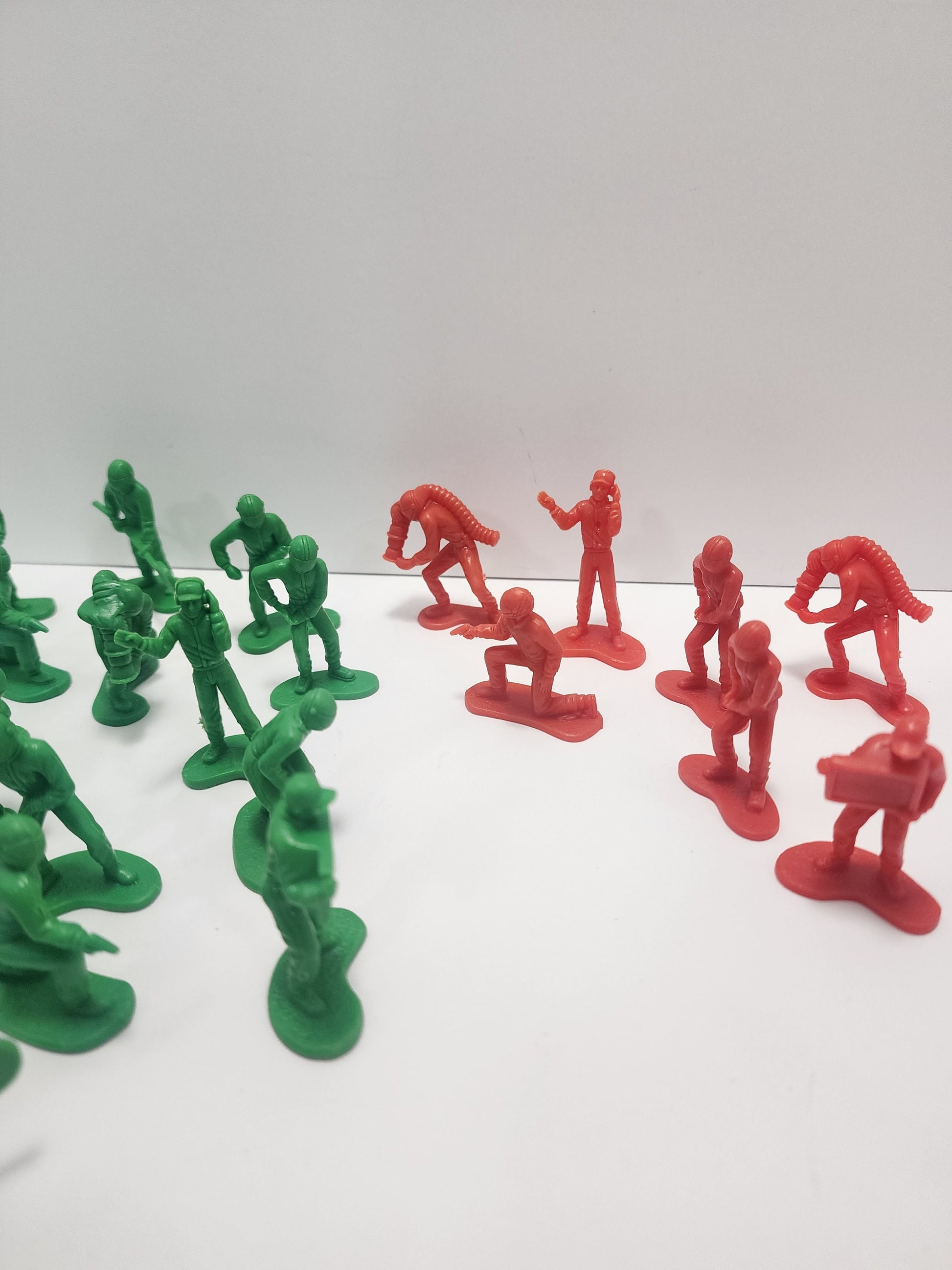 Hot Wheels Old Army Men Red and Green Playset - Army - Army Figures - Army Toys - Hotwheels - Hot Wheels - Mattel Toys - Army Playset