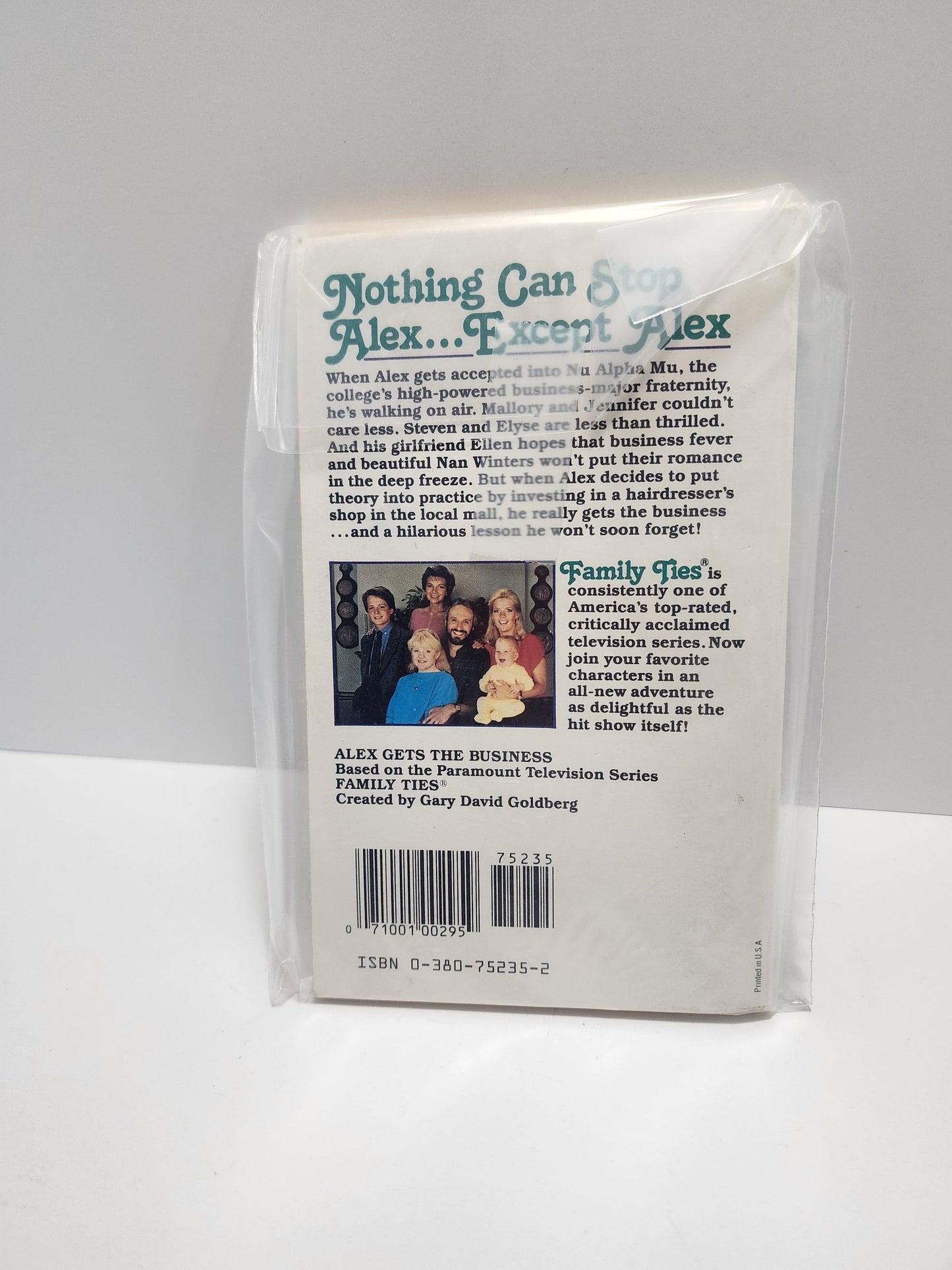 Family Ties 1986 Paramount Pictures Vintage Book - Books - Vintage Books - Paramount - Paramount Pictures - Family Ties - TV Shows - Tv