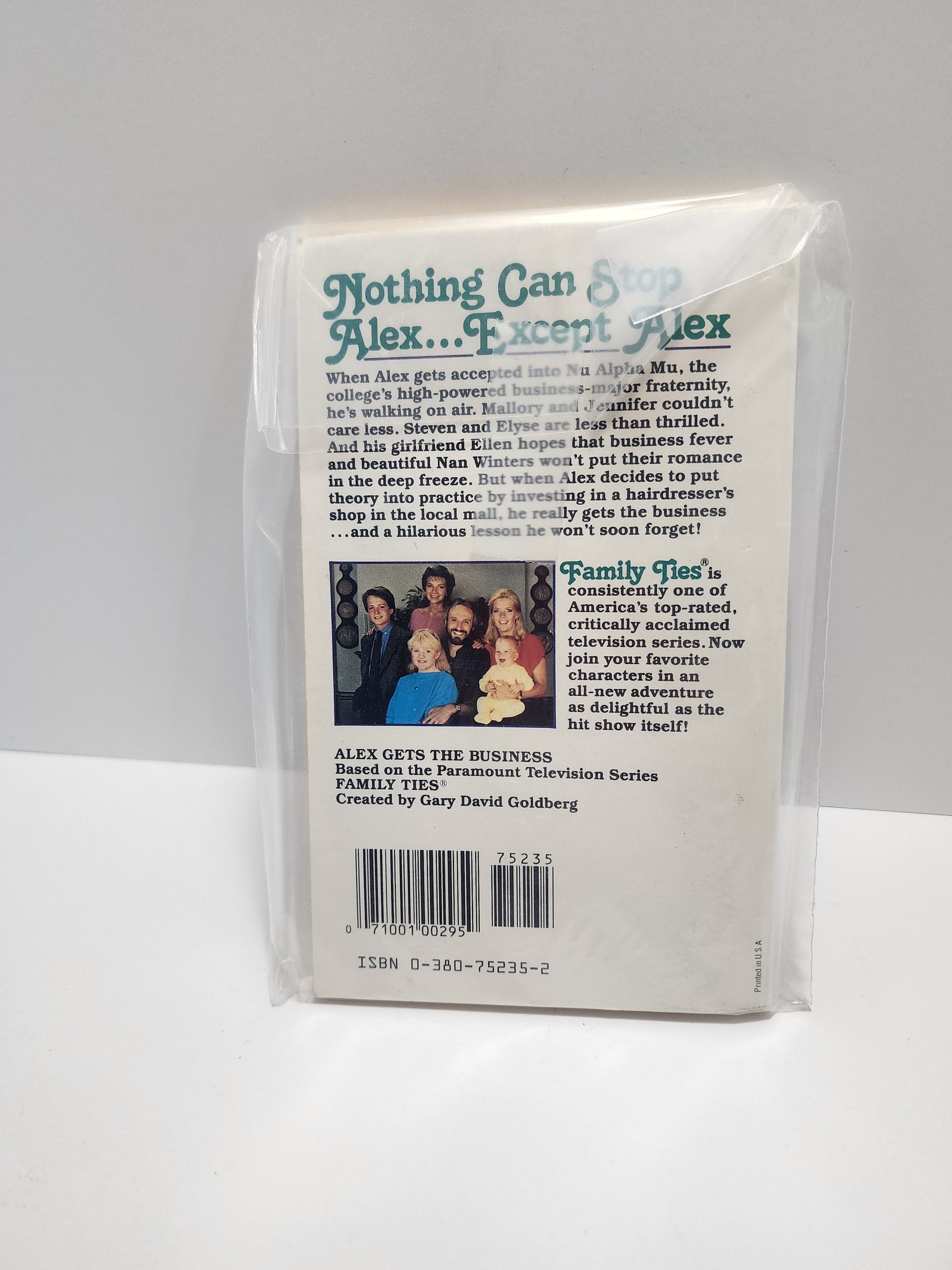 Family Ties 1986 Paramount Pictures Vintage Book - Books - Vintage Books - Paramount - Paramount Pictures - Family Ties - TV Shows - Tv