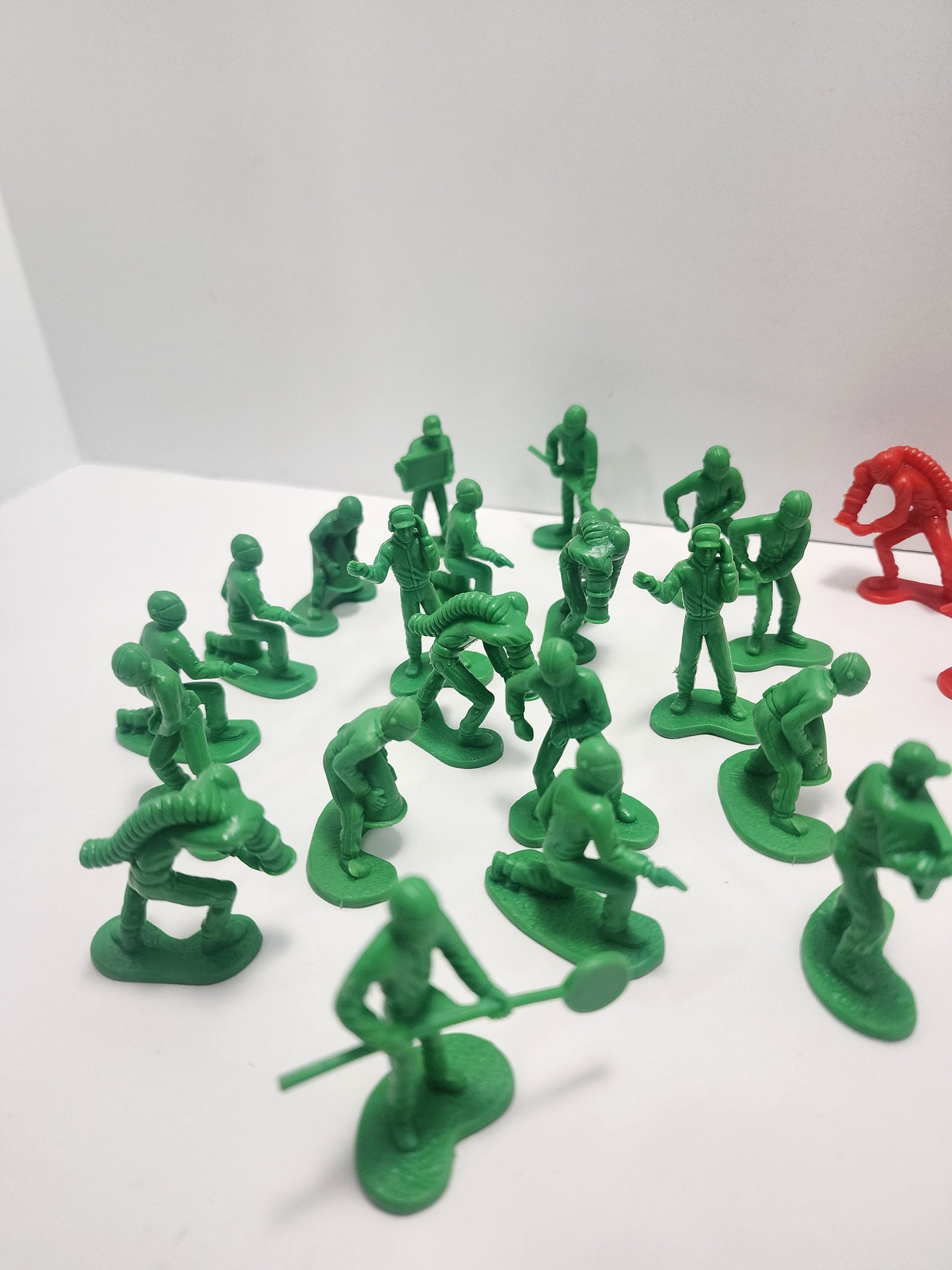 Hot Wheels Old Army Men Red and Green Playset - Army - Army Figures - Army Toys - Hotwheels - Hot Wheels - Mattel Toys - Army Playset