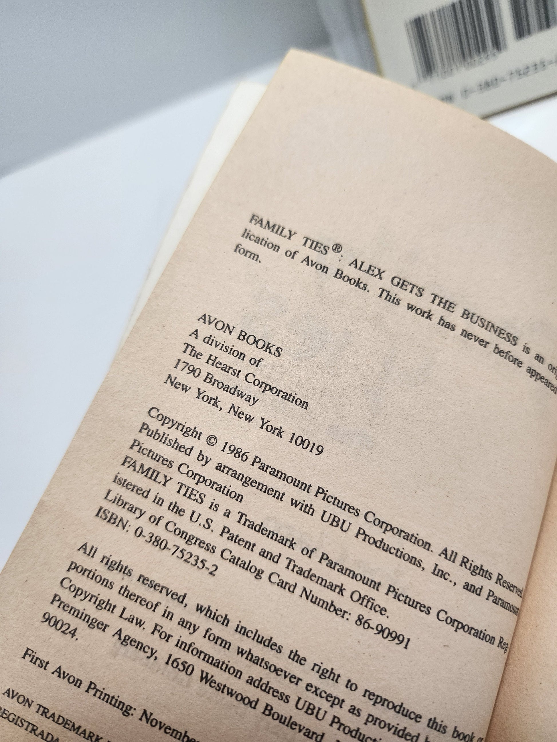 Family Ties 1986 Paramount Pictures Vintage Book - Books - Vintage Books - Paramount - Paramount Pictures - Family Ties - TV Shows - Tv