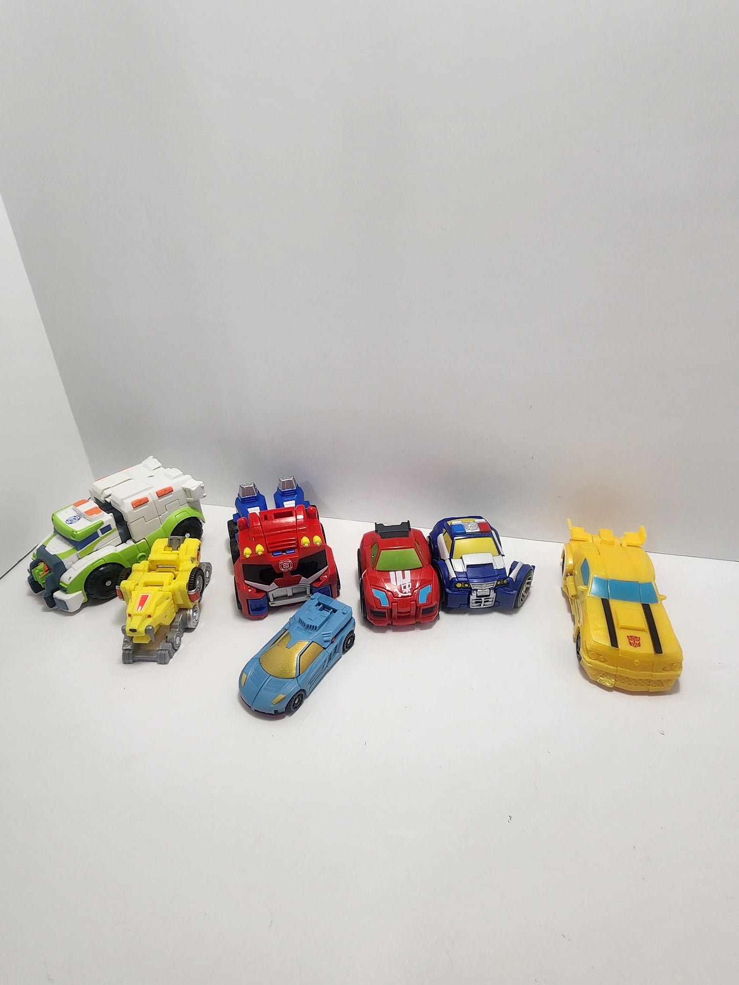 Transformers and Rescute Bots Action Figures - Rescue Bots - Transformers - Bumblebee - Toy Cars
