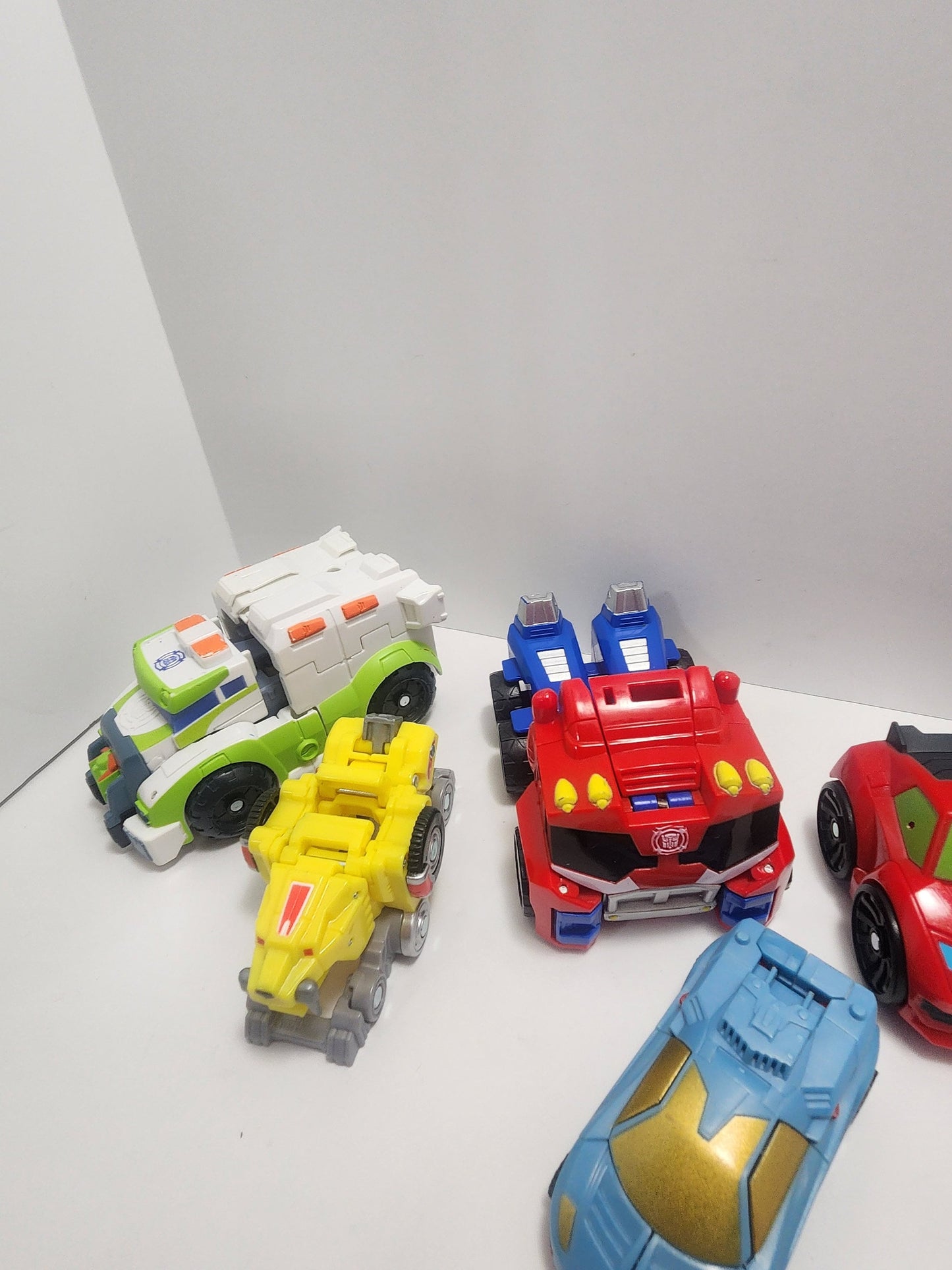 Transformers and Rescute Bots Action Figures - Rescue Bots - Transformers - Bumblebee - Toy Cars