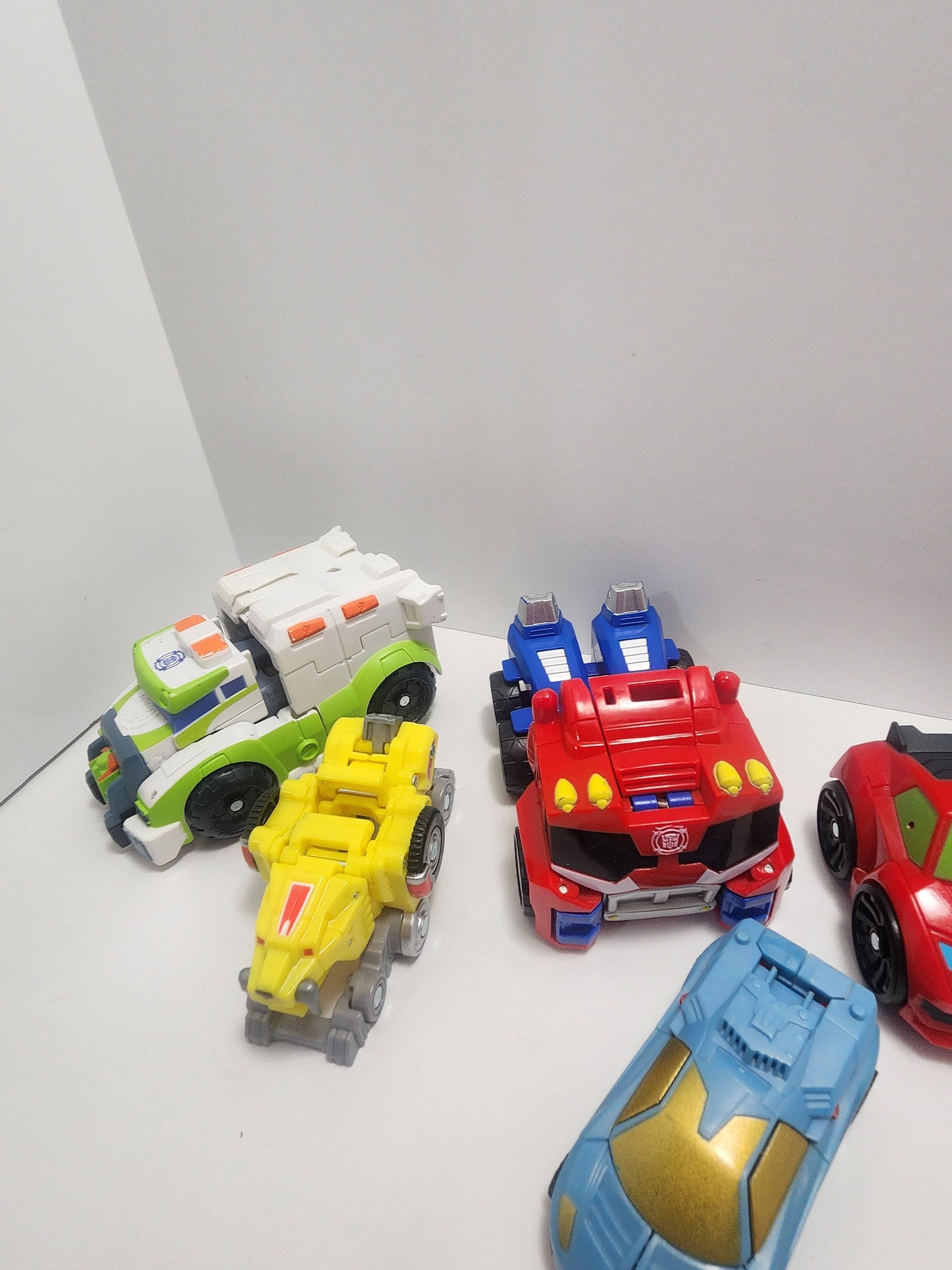 Transformers and Rescute Bots Action Figures - Rescue Bots - Transformers - Bumblebee - Toy Cars