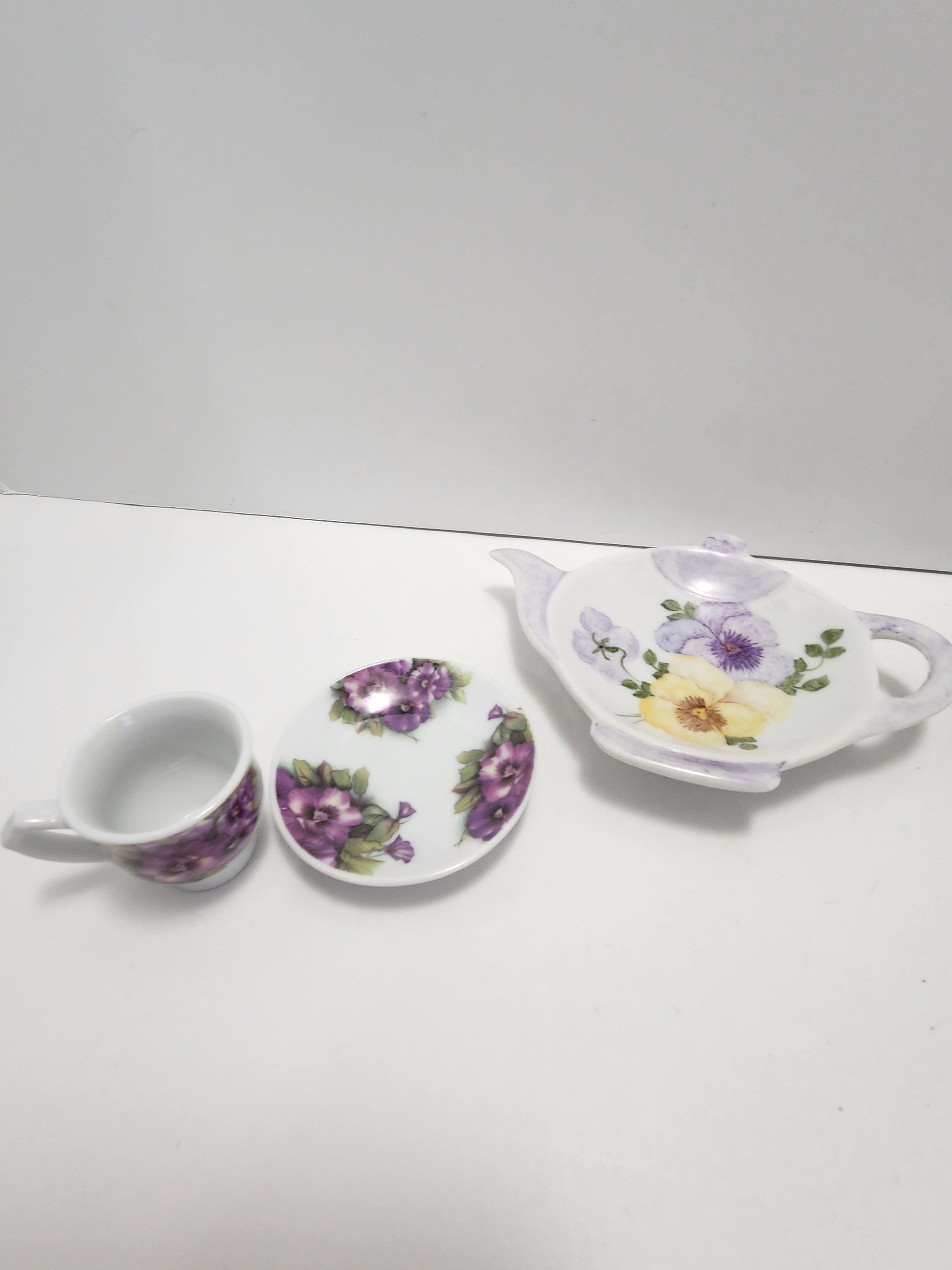 Minature Plate and Teapot Pieces - Mother & Father - Minatures - Plates - Teapots