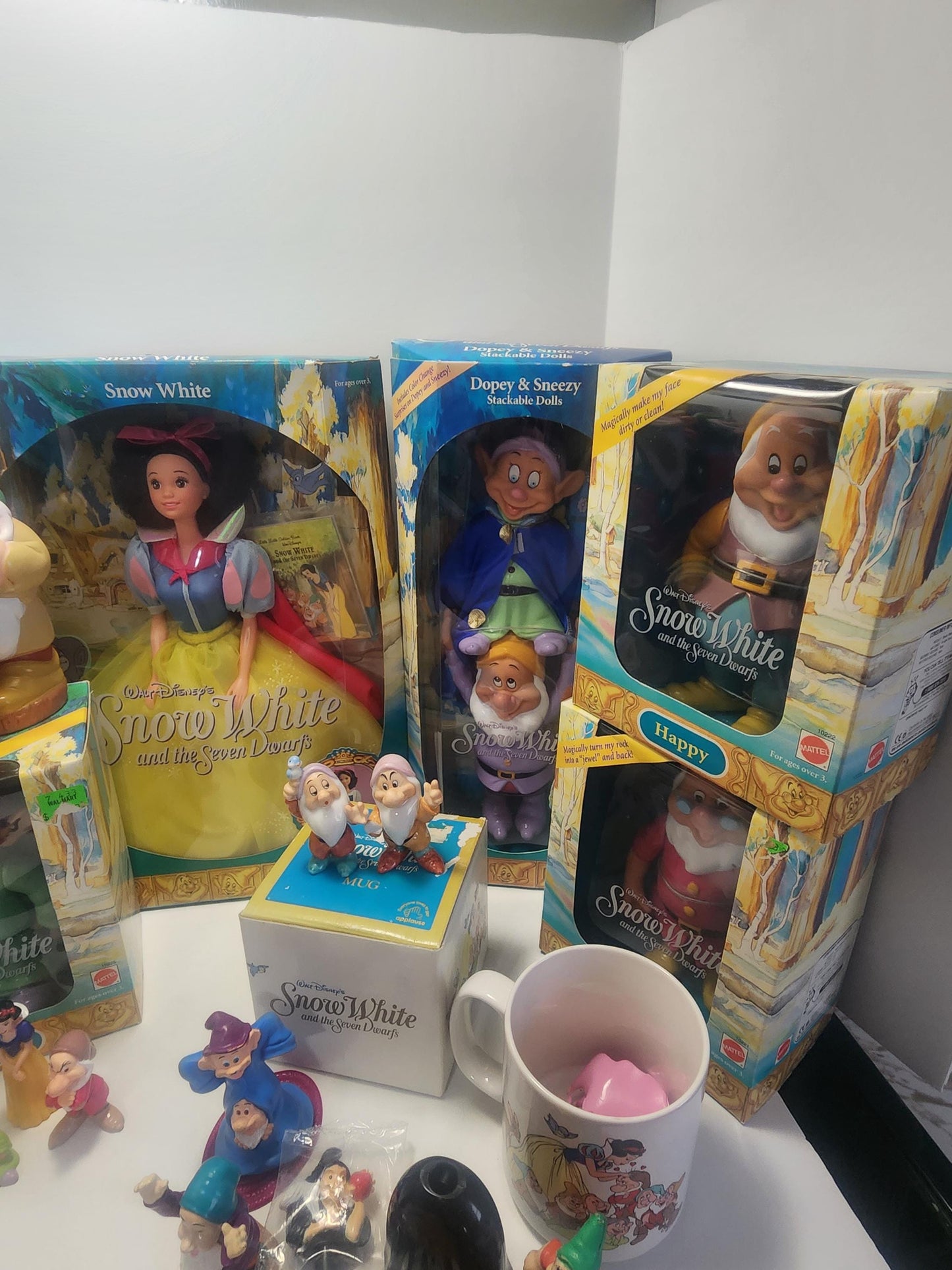 Snow White Disney Dolls and Toys - Snow White - Barbie - Mattel Toys - Snow White Barbie - Seven Dwarfs - Disney - Disney Toys