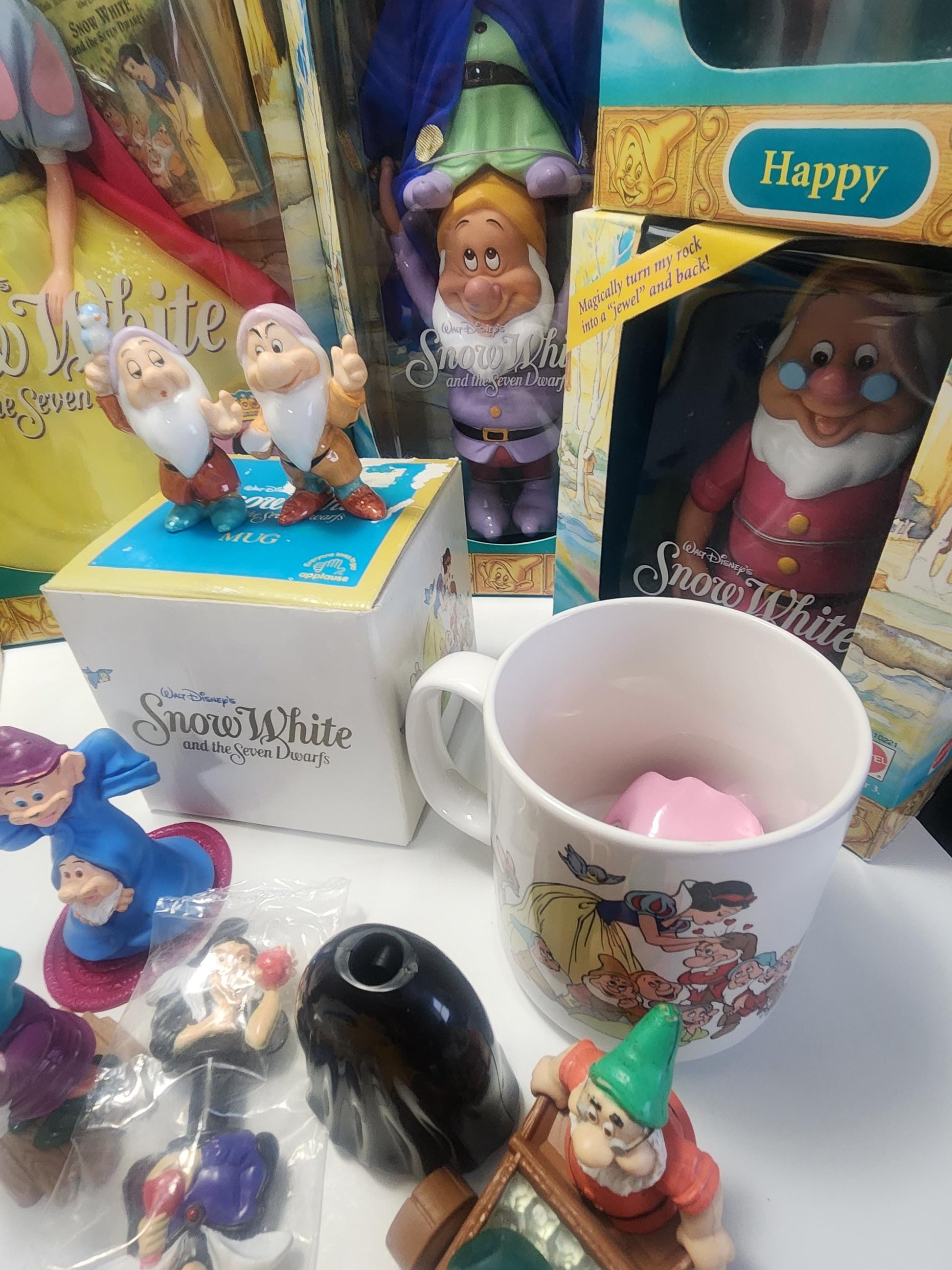 Snow White Disney Dolls and Toys - Snow White - Barbie - Mattel Toys - Snow White Barbie - Seven Dwarfs - Disney - Disney Toys