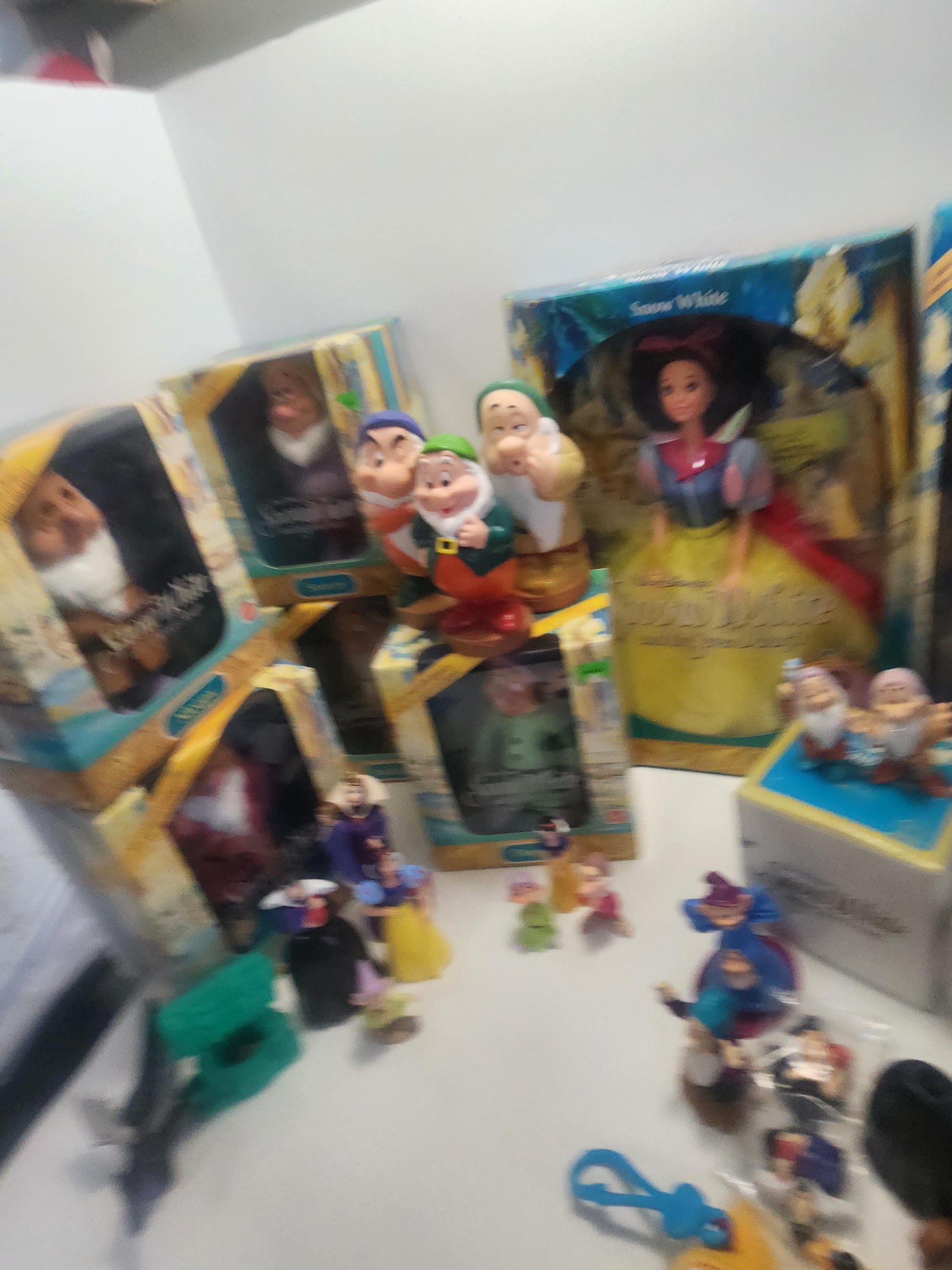 Snow White Disney Dolls and Toys - Snow White - Barbie - Mattel Toys - Snow White Barbie - Seven Dwarfs - Disney - Disney Toys