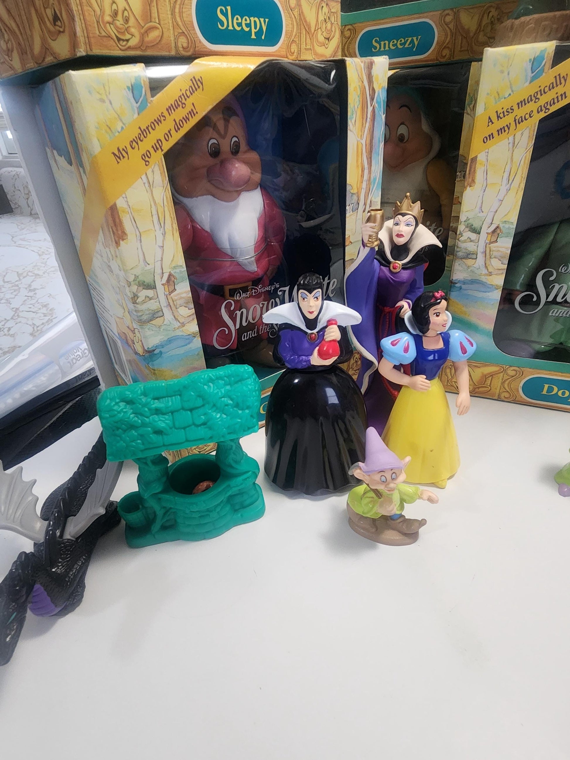 Snow White Disney Dolls and Toys - Snow White - Barbie - Mattel Toys - Snow White Barbie - Seven Dwarfs - Disney - Disney Toys