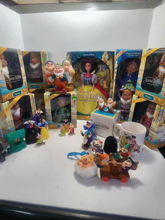 Snow White Disney Dolls and Toys - Snow White - Barbie - Mattel Toys - Snow White Barbie - Seven Dwarfs - Disney - Disney Toys