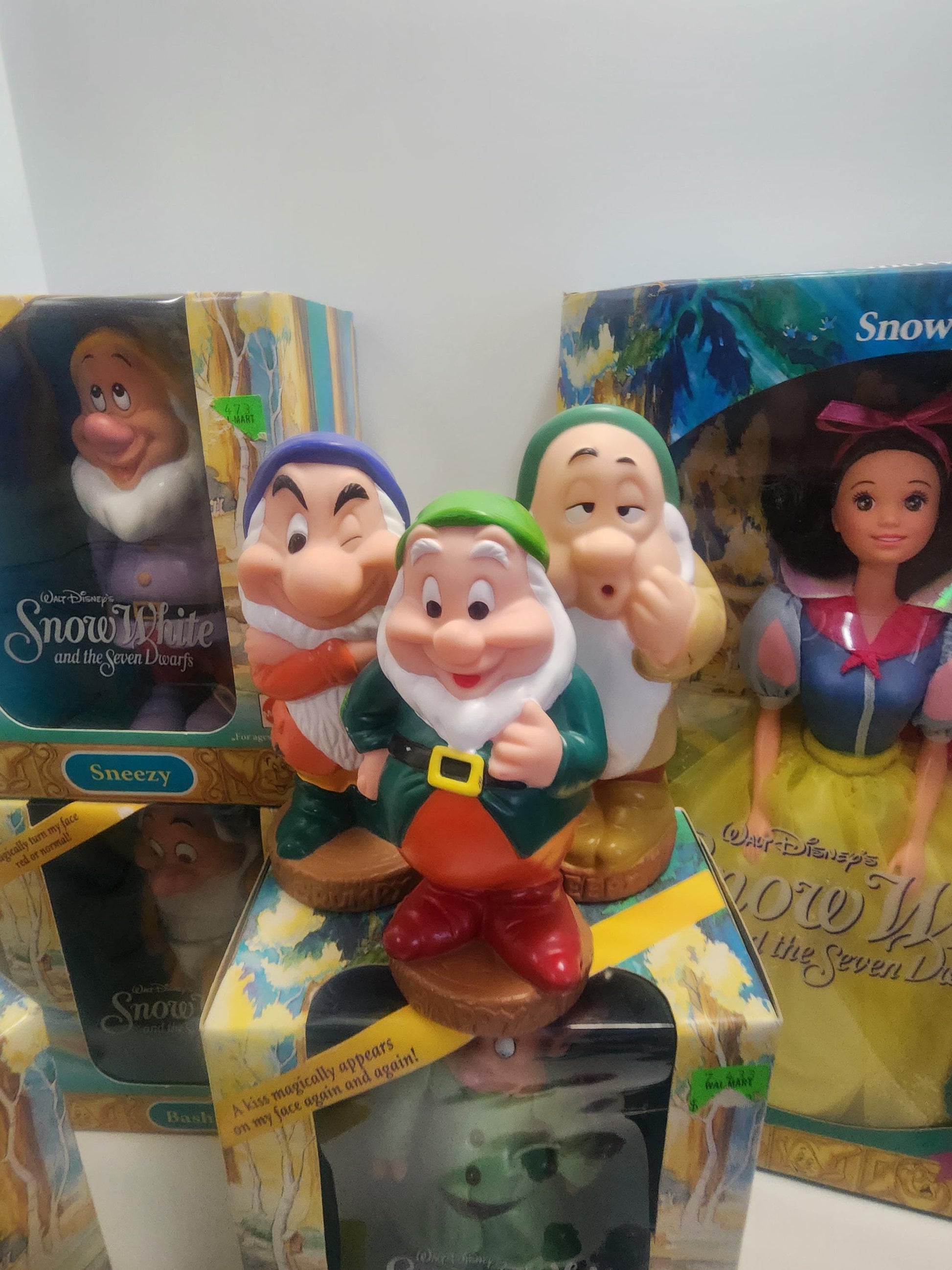 Snow White Disney Dolls and Toys - Snow White - Barbie - Mattel Toys - Snow White Barbie - Seven Dwarfs - Disney - Disney Toys