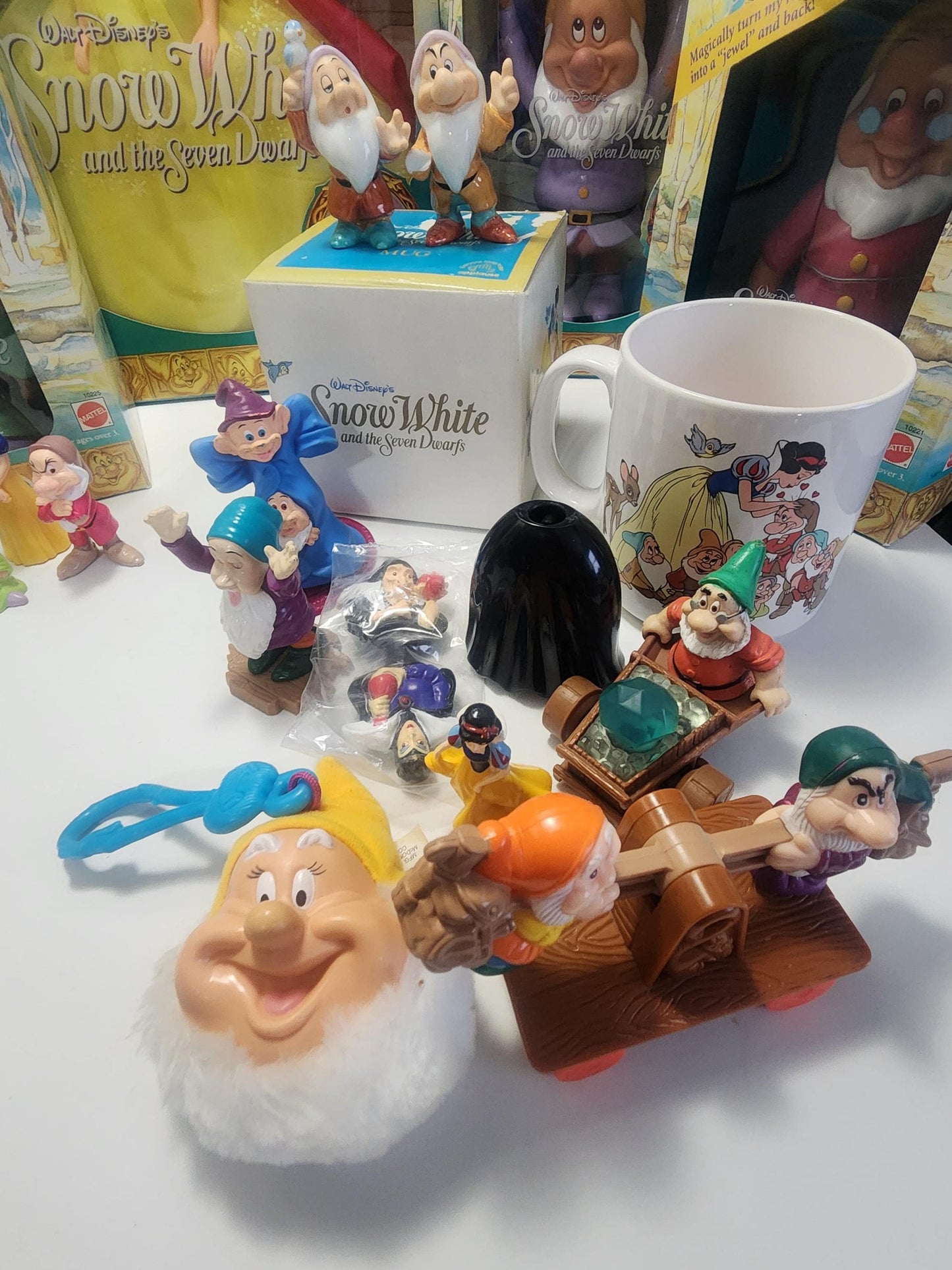 Snow White Disney Dolls and Toys - Snow White - Barbie - Mattel Toys - Snow White Barbie - Seven Dwarfs - Disney - Disney Toys