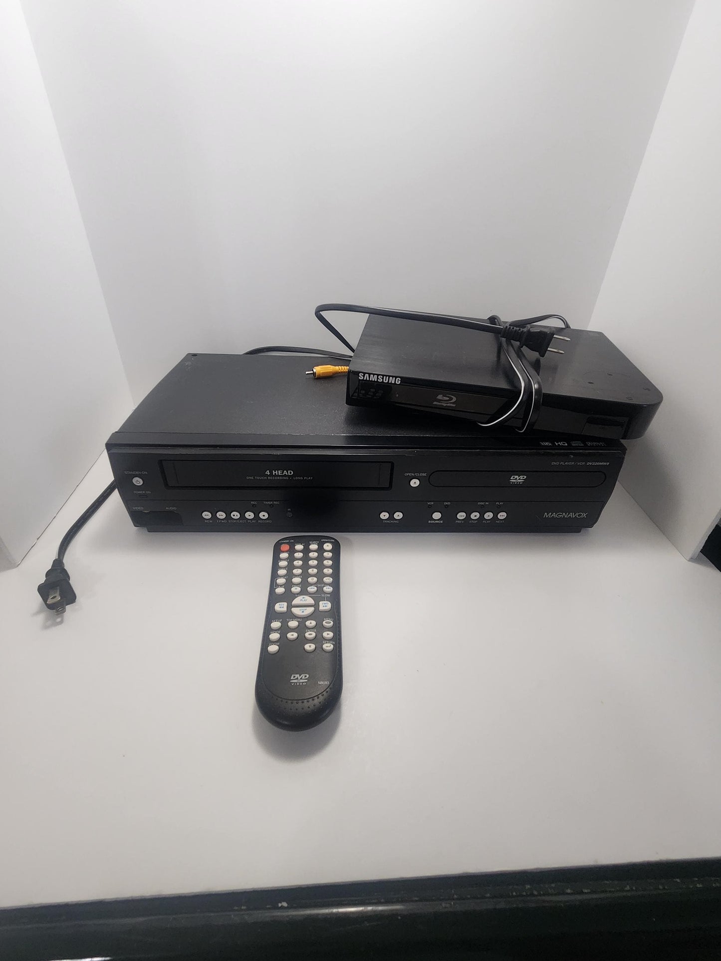 Magnavox Dvd & Vc Combo Player - Samsung Blue Ray Player - Movies - Vhs - Dvd - Blueray