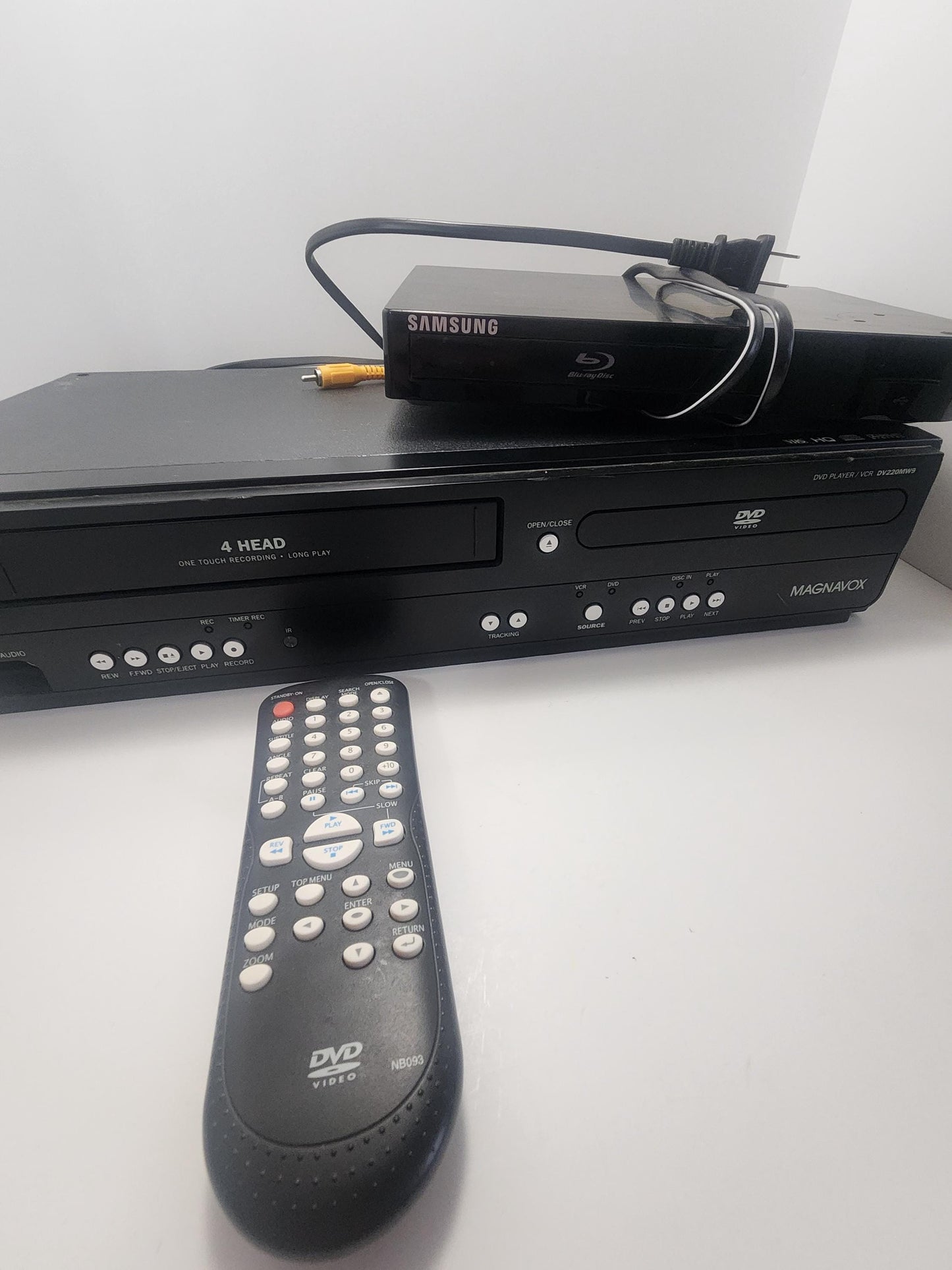 Magnavox Dvd & Vc Combo Player - Samsung Blue Ray Player - Movies - Vhs - Dvd - Blueray