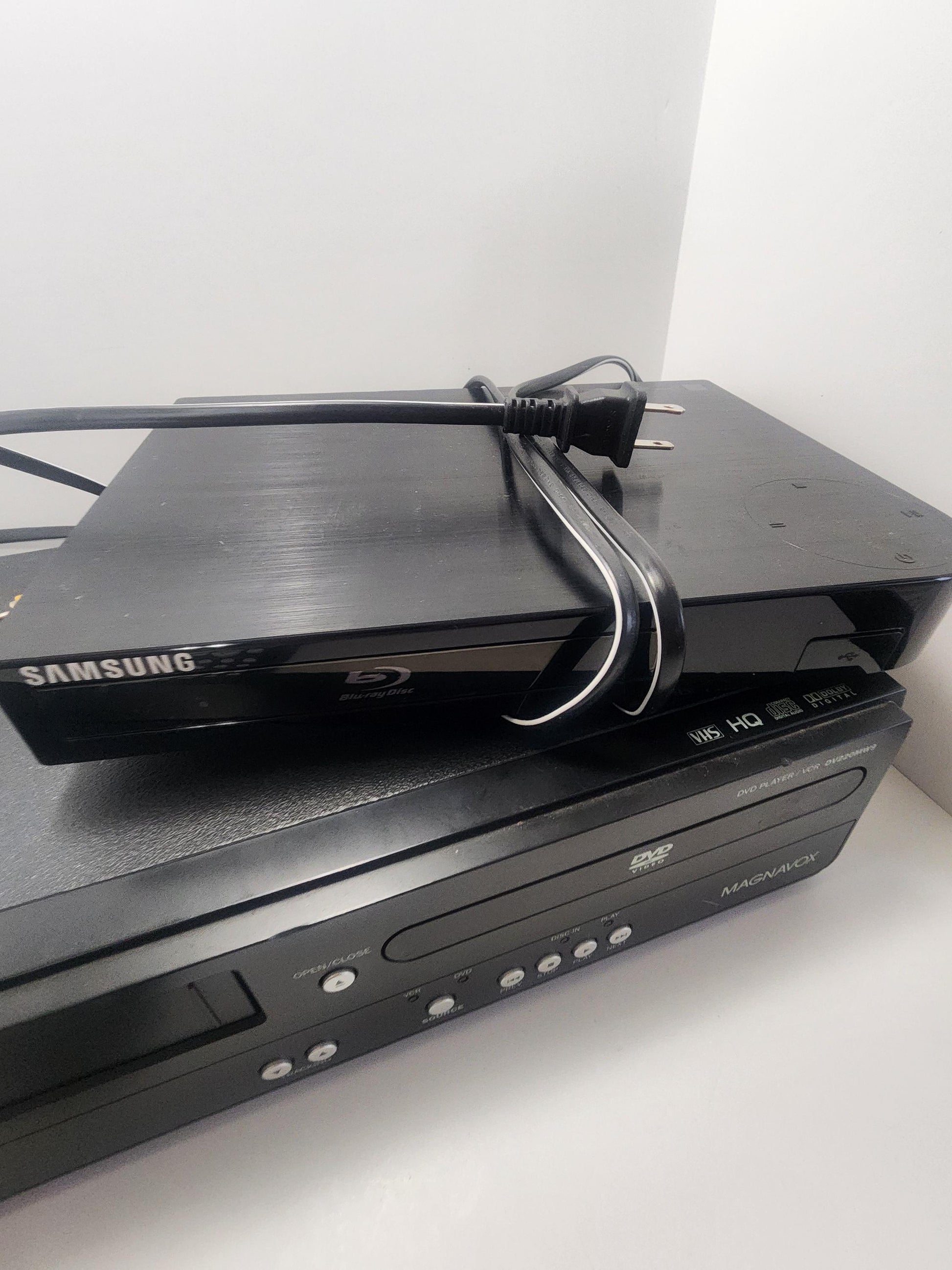 Magnavox Dvd & Vc Combo Player - Samsung Blue Ray Player - Movies - Vhs - Dvd - Blueray