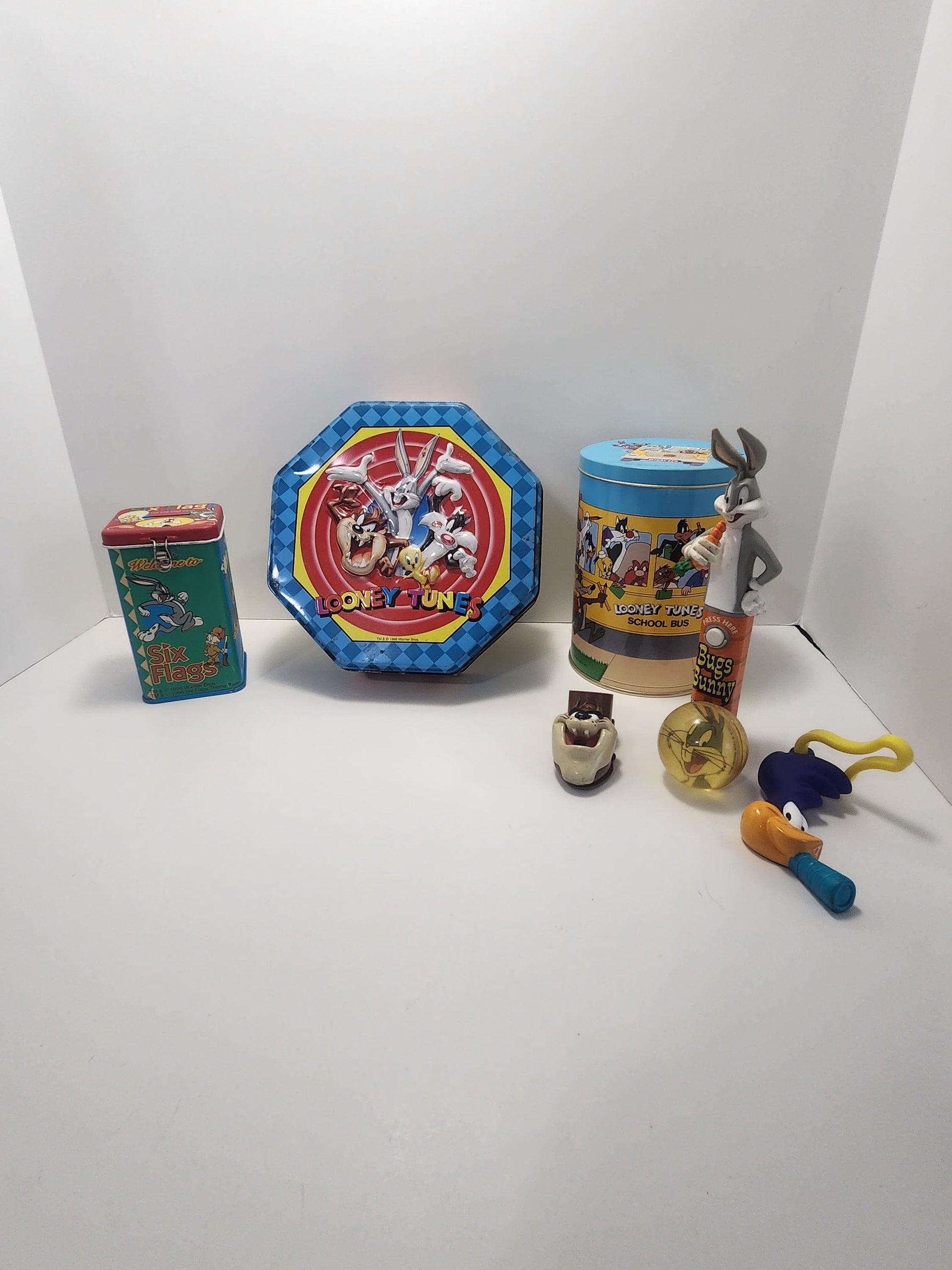 Looney Tunes Vintage Toys Tins Coin Bank - Buggs Bunny - Tazmanian Devil - Roadrunner - Looney Tunes - Looney Toons - Coin Bank - Tins