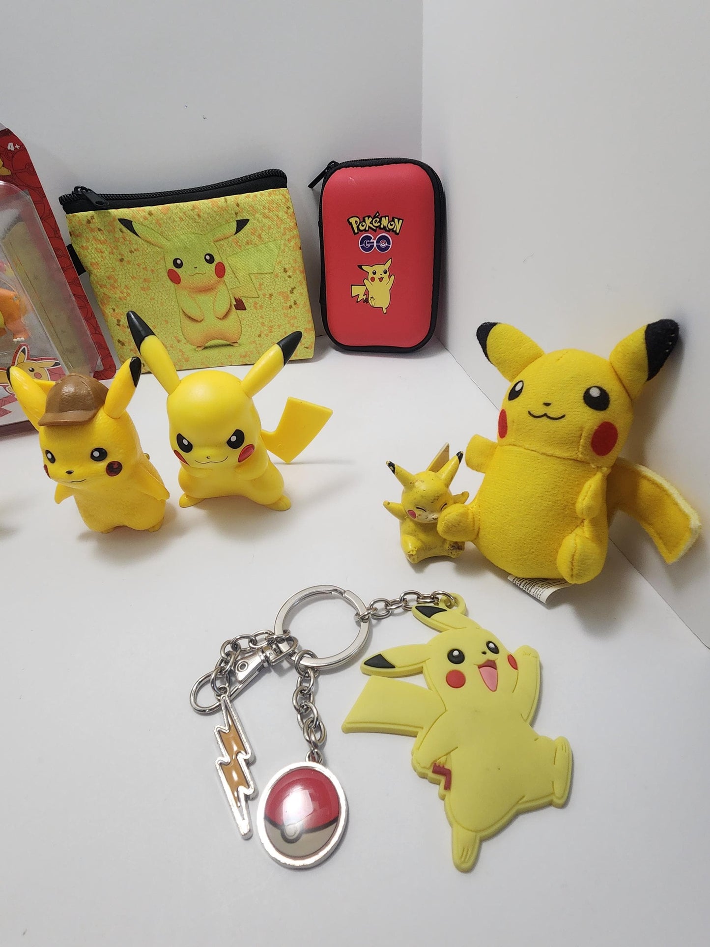 Pikachu Toys and Figures - Pokemom - Pikachu - Figures - Trading Cards - Pokemom Cards - Tcg