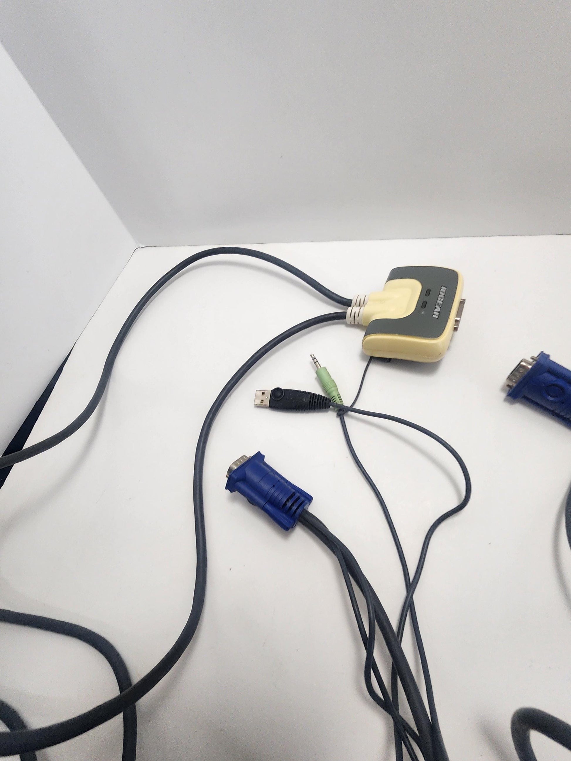 IOGEAR 2 Ports USB GCS632U Switch - Computers - Ports - KVM Switch - Vintage Computer - Iogear - Switch