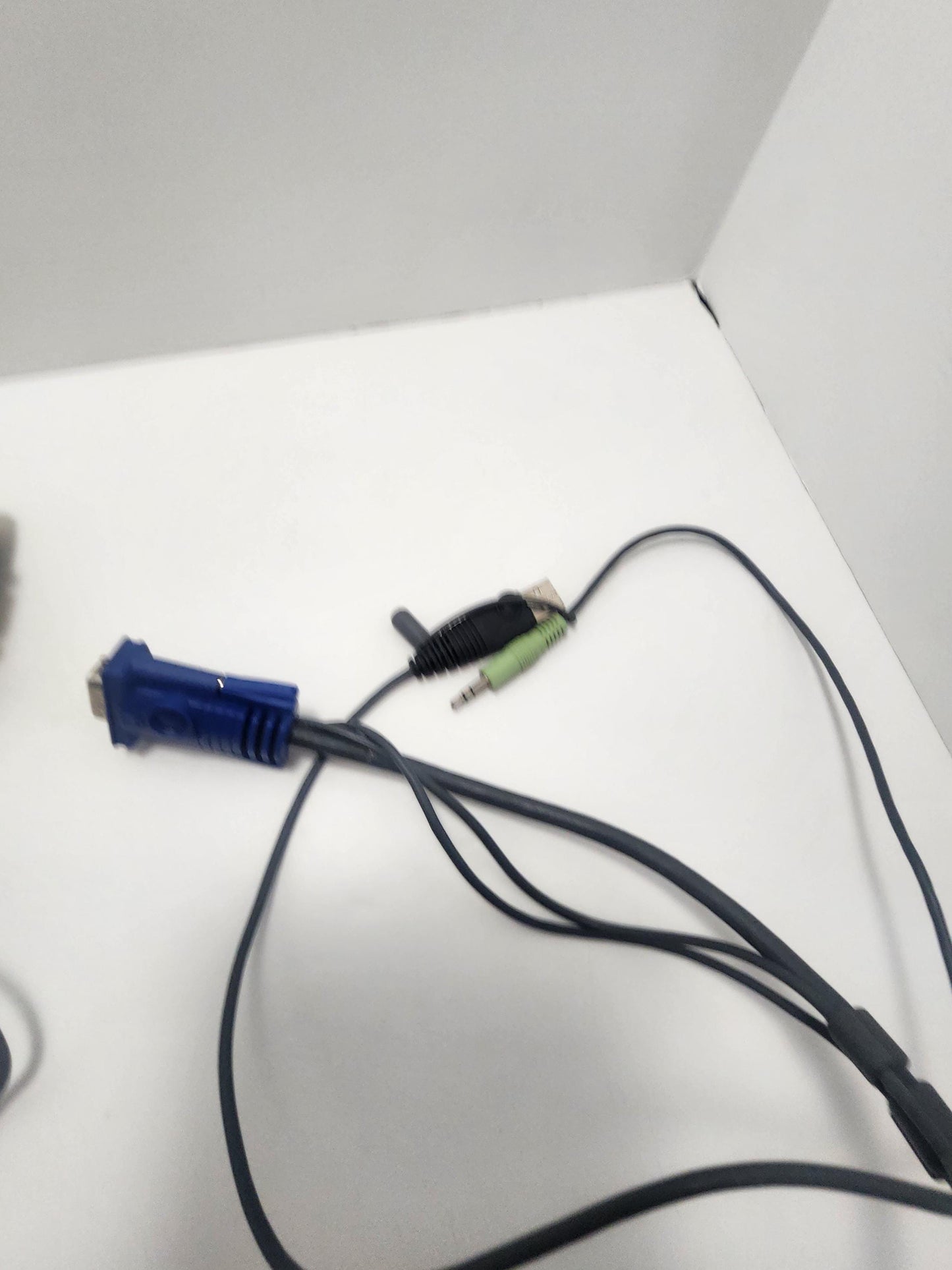 IOGEAR 2 Ports USB GCS632U Switch - Computers - Ports - KVM Switch - Vintage Computer - Iogear - Switch