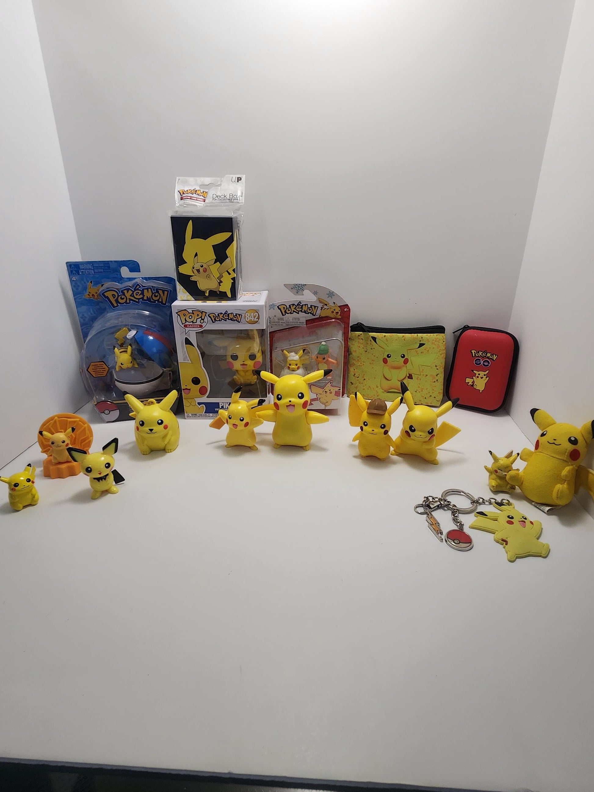 Pikachu Toys and Figures - Pokemom - Pikachu - Figures - Trading Cards - Pokemom Cards - Tcg