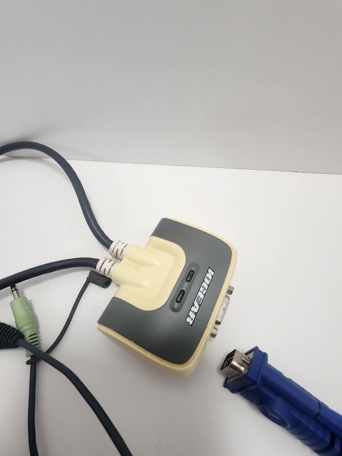 IOGEAR 2 Ports USB GCS632U Switch - Computers - Ports - KVM Switch - Vintage Computer - Iogear - Switch