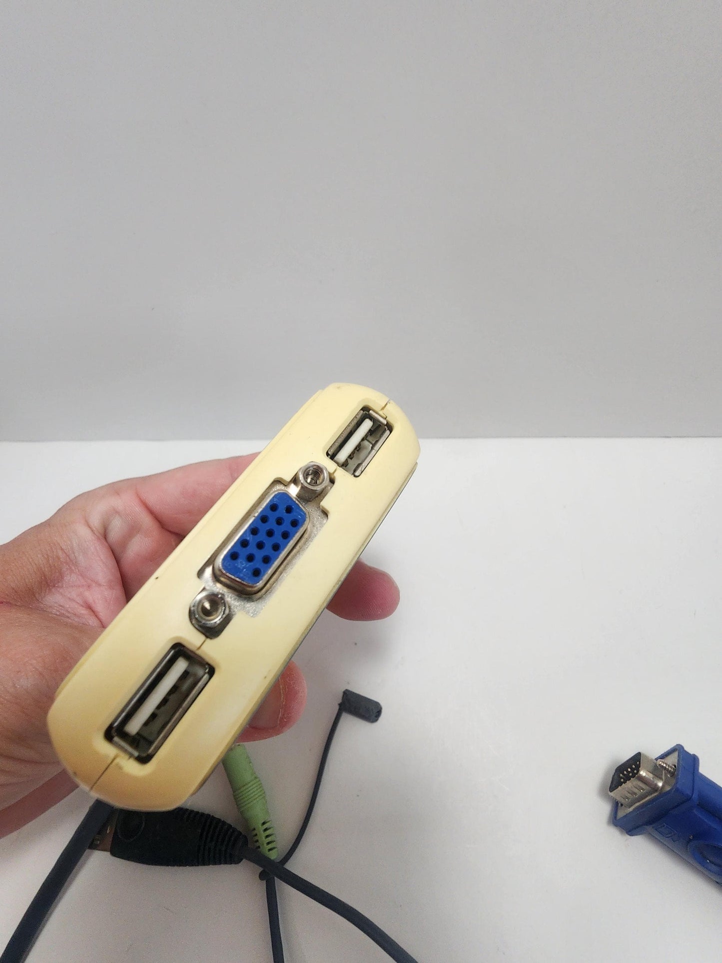 IOGEAR 2 Ports USB GCS632U Switch - Computers - Ports - KVM Switch - Vintage Computer - Iogear - Switch