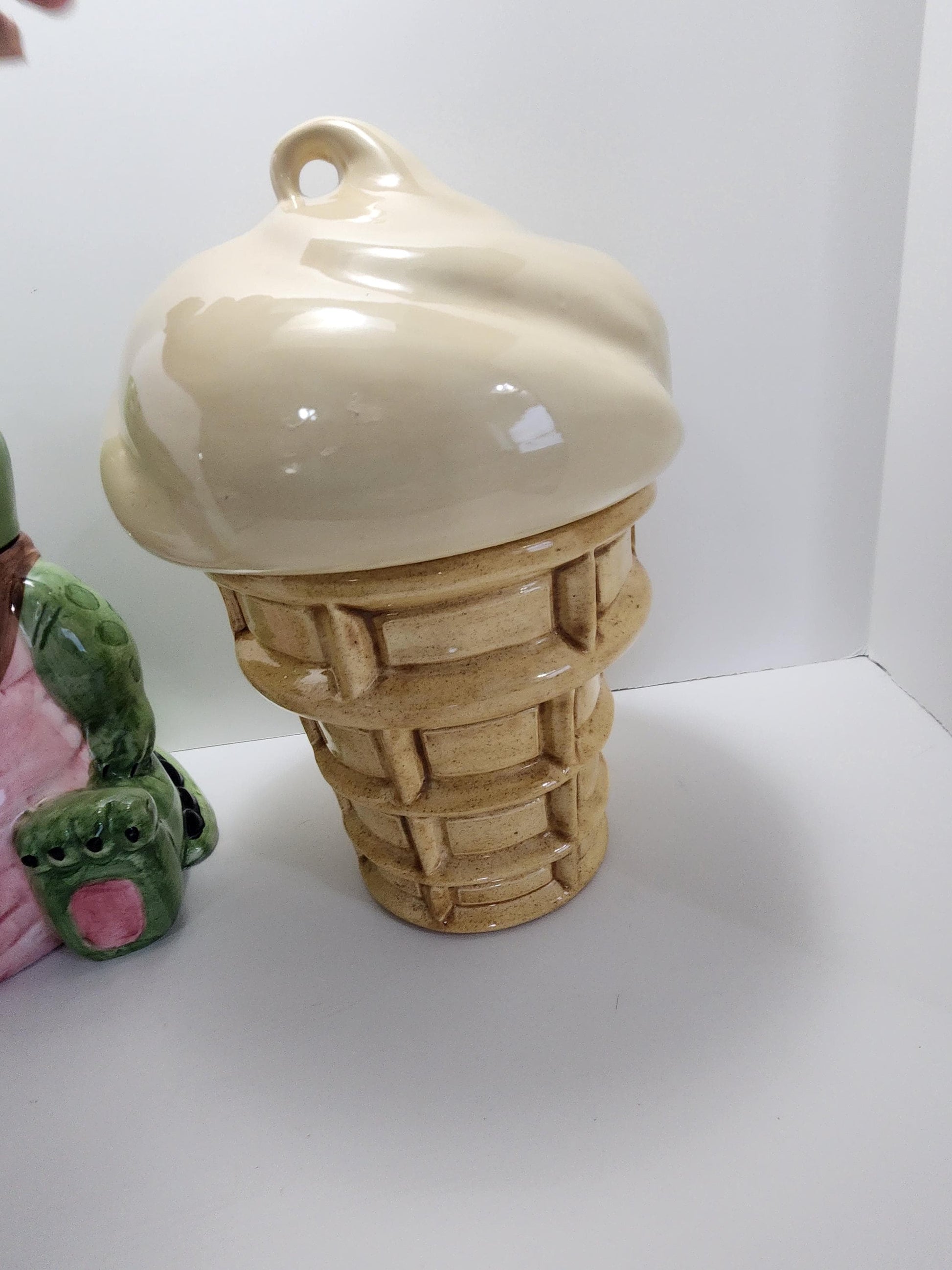 Ceramic 1970s Vintage Cookie Jars - Aligators - Alligator Cookie Jar - Ice Cream - Ice Cream Cone - Animals - Kitchen - Kitchen Decor - Cook