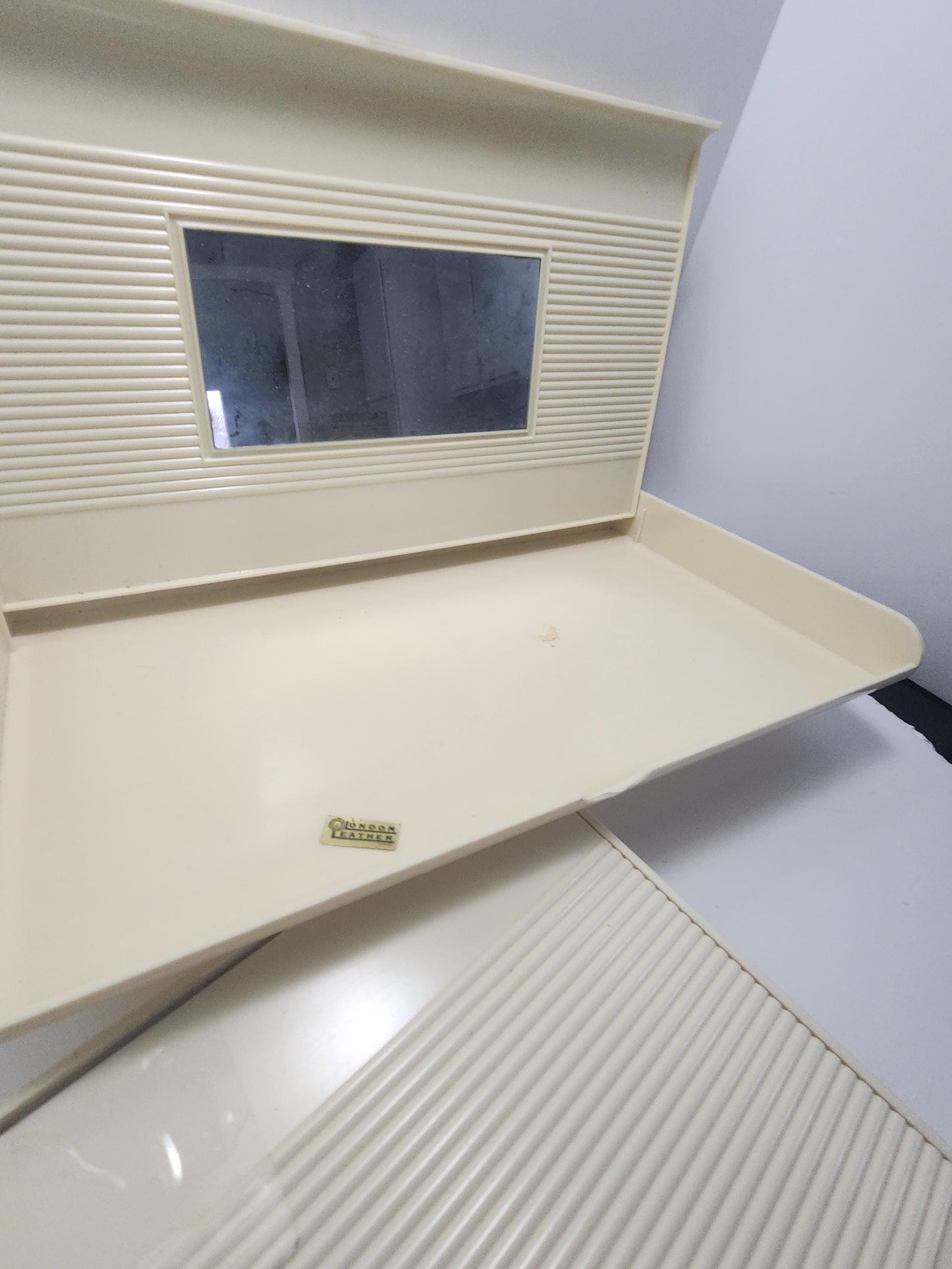 Vintage Estee Lauder Makeup Case Box with Mirror Cream Hard Plastic Vanity - Estee - Make Up - Make Up Case - Cases - Vintage Make Up