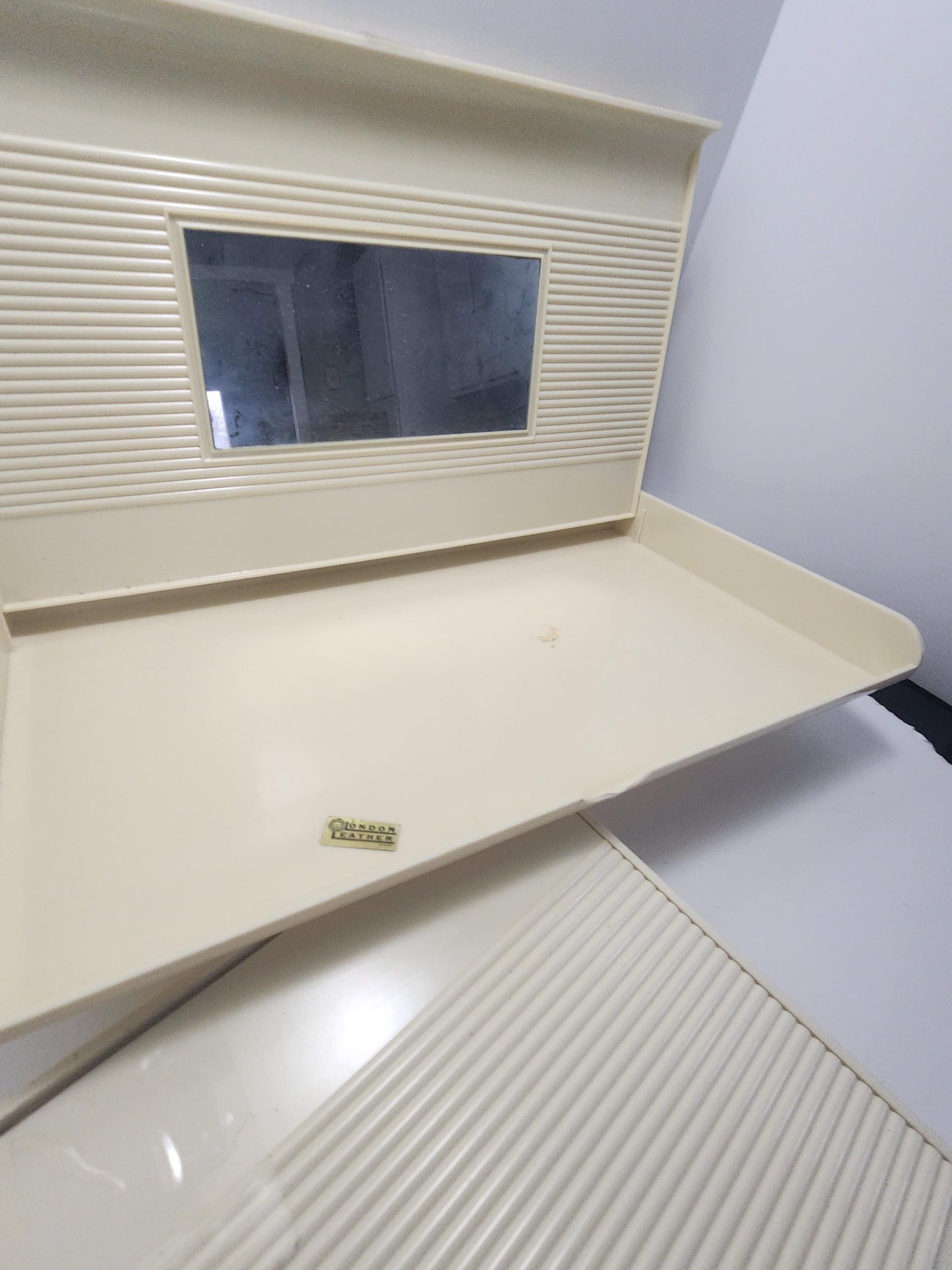 Vintage Estee Lauder Makeup Case Box with Mirror Cream Hard Plastic Vanity - Estee - Make Up - Make Up Case - Cases - Vintage Make Up