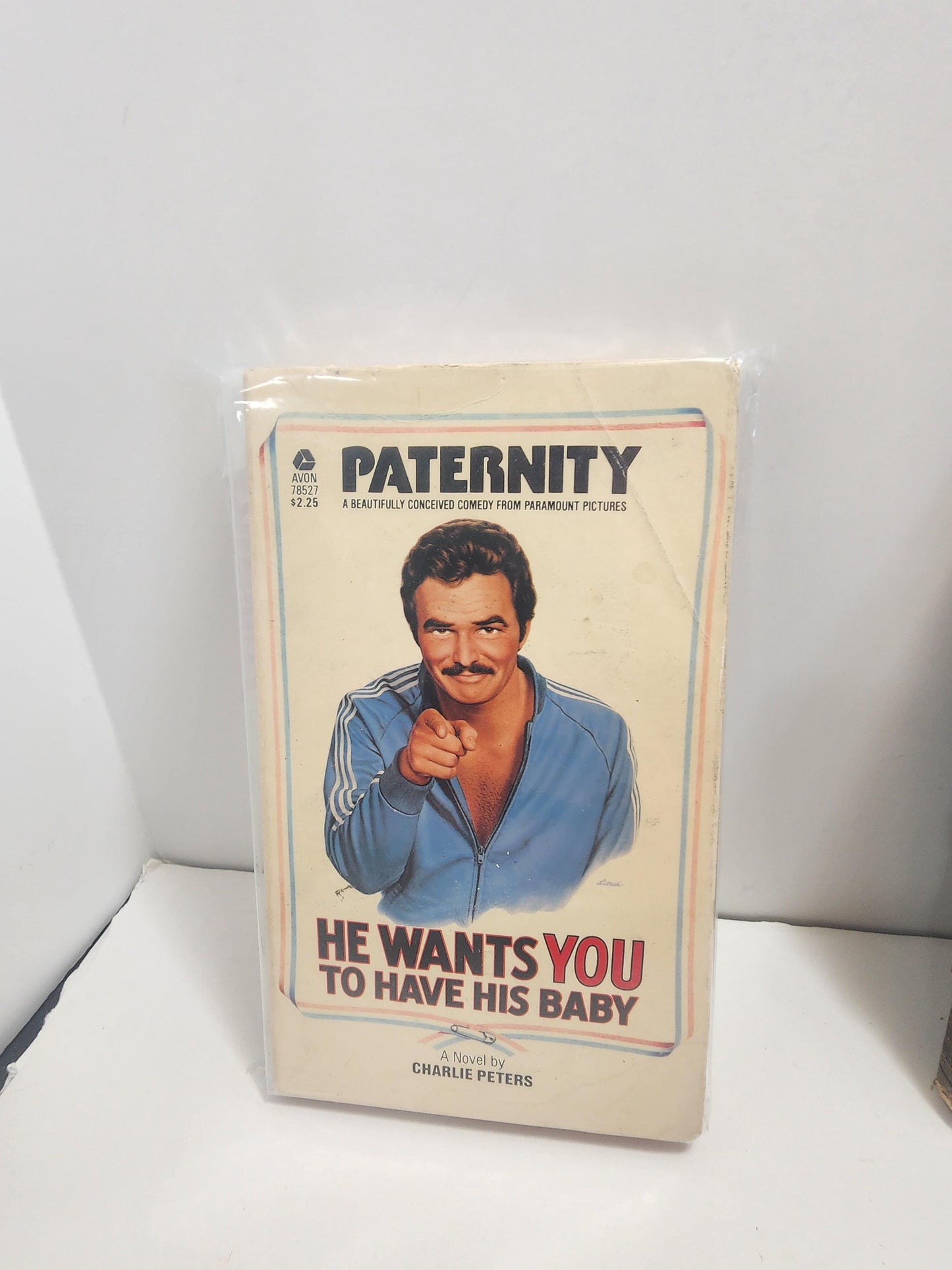 Burt Reynolds 1981 Paternity By Charlie Peters Avon Paperback Book - Movie Tie Ins - Movies - Books - Paternity - Burt Reynolds