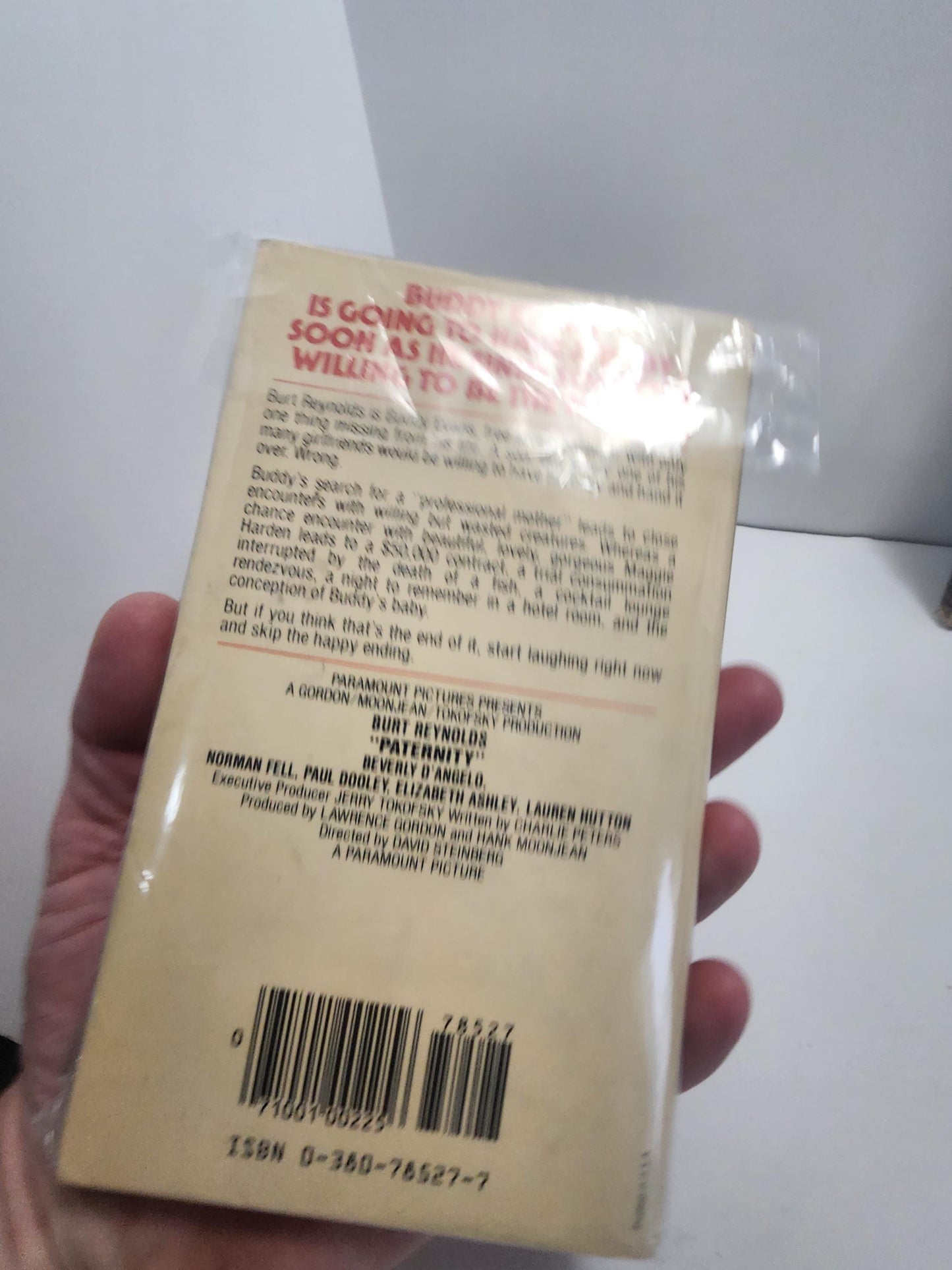 Burt Reynolds 1981 Paternity By Charlie Peters Avon Paperback Book - Movie Tie Ins - Movies - Books - Paternity - Burt Reynolds