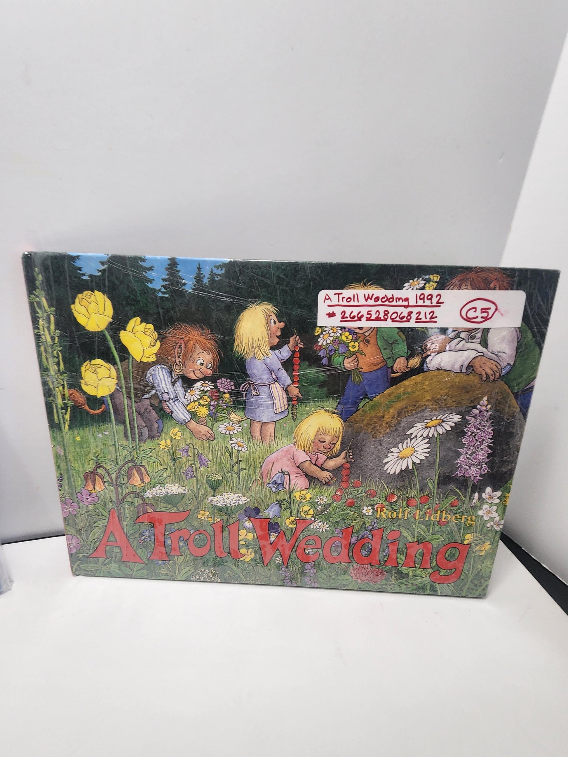 RARE 1st Edition Children's Books - Nosey's Big Move By Jean Chaffee - A Troll Wedding By Rolf Lidberg - Trolls - Elephants - Children Books