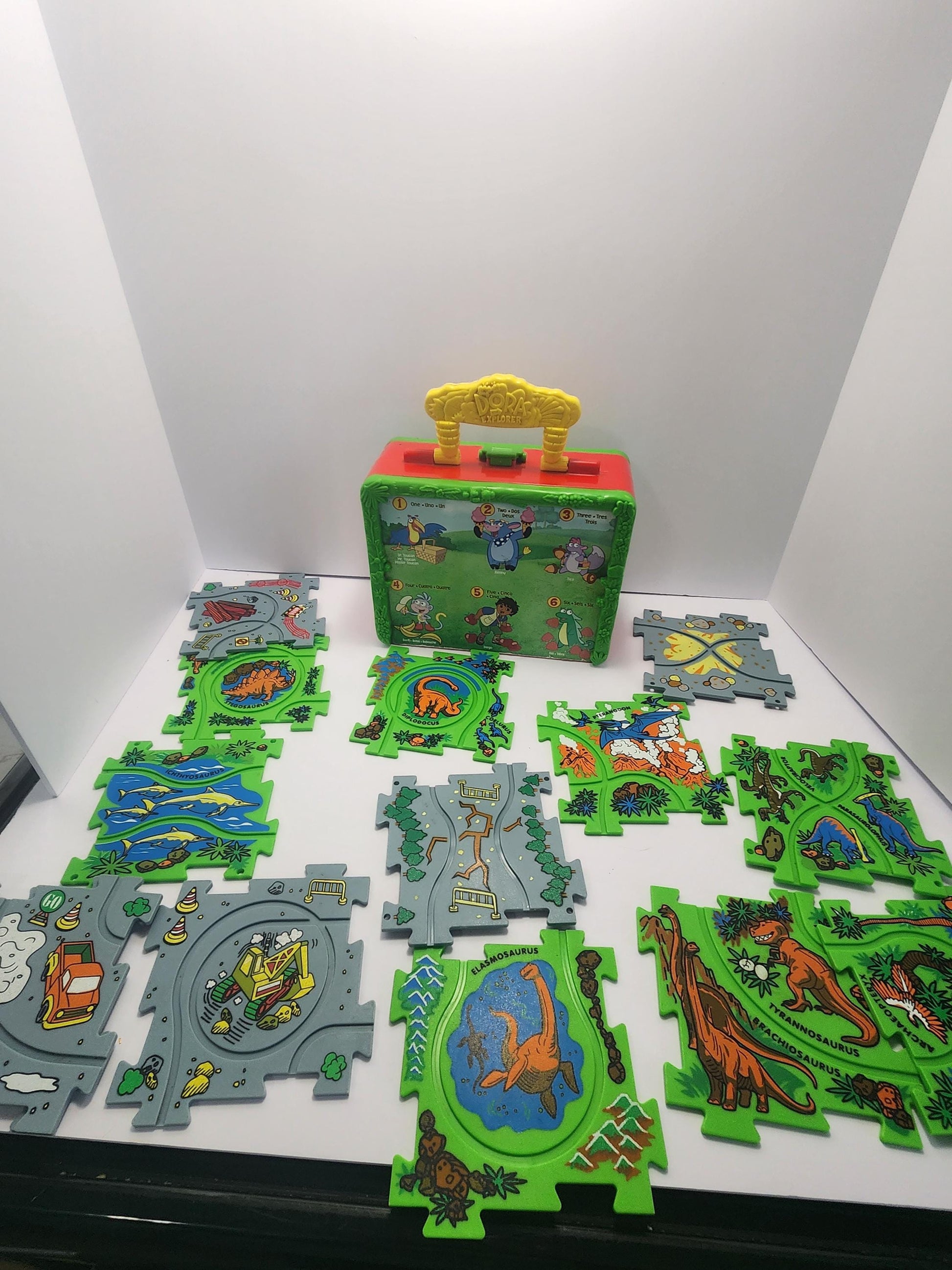 Viacom Vintage Dora The Explorer Lunchbox With Title Game - Dora - Dora The Explorer - Viacom - Lunchbox - Nick Jr