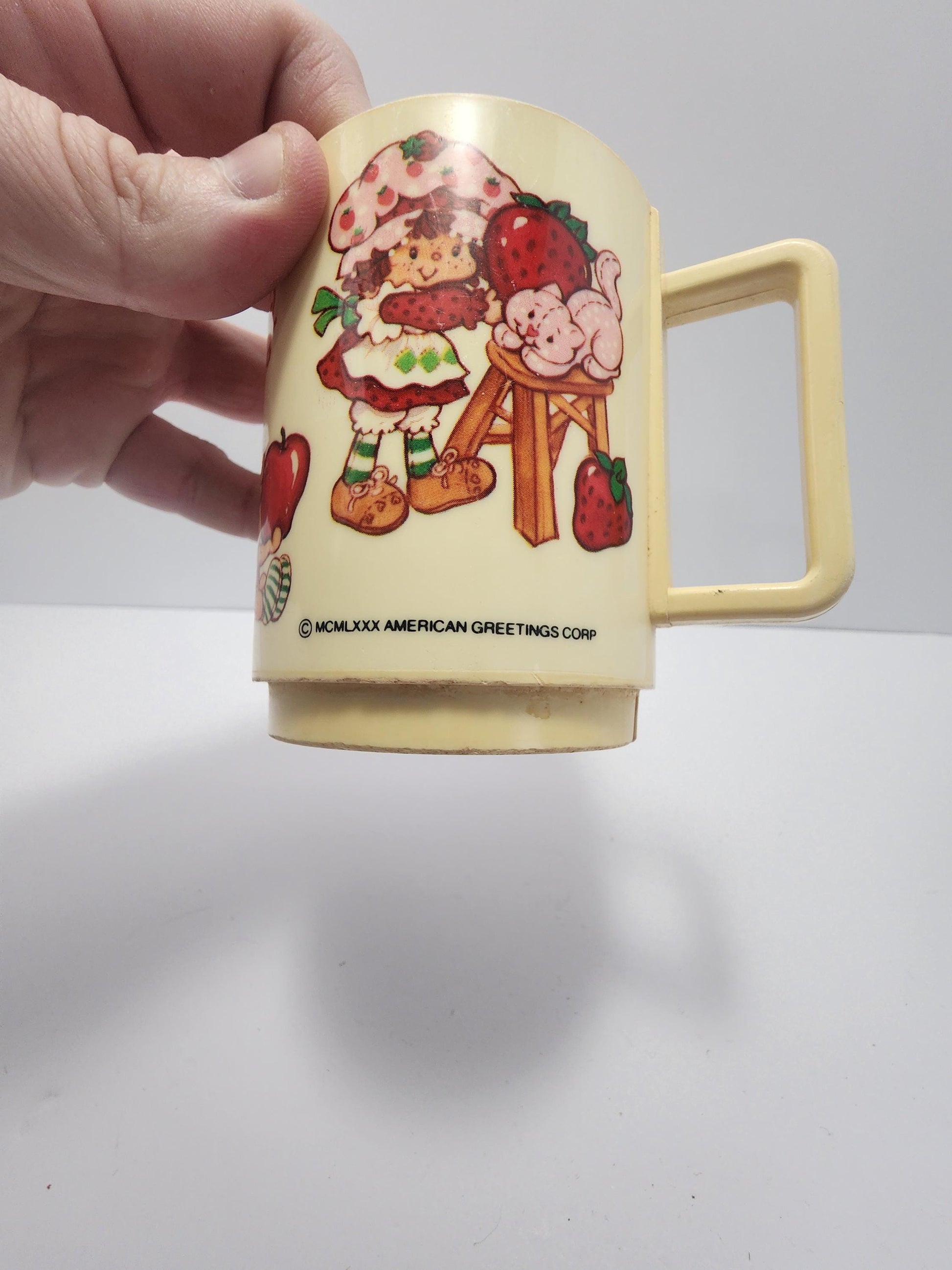 Strawberry Shortcake 1980s Vintage Plastic Mug - Character Glasses - Mugs - 1980s - Strawberry Shortcake