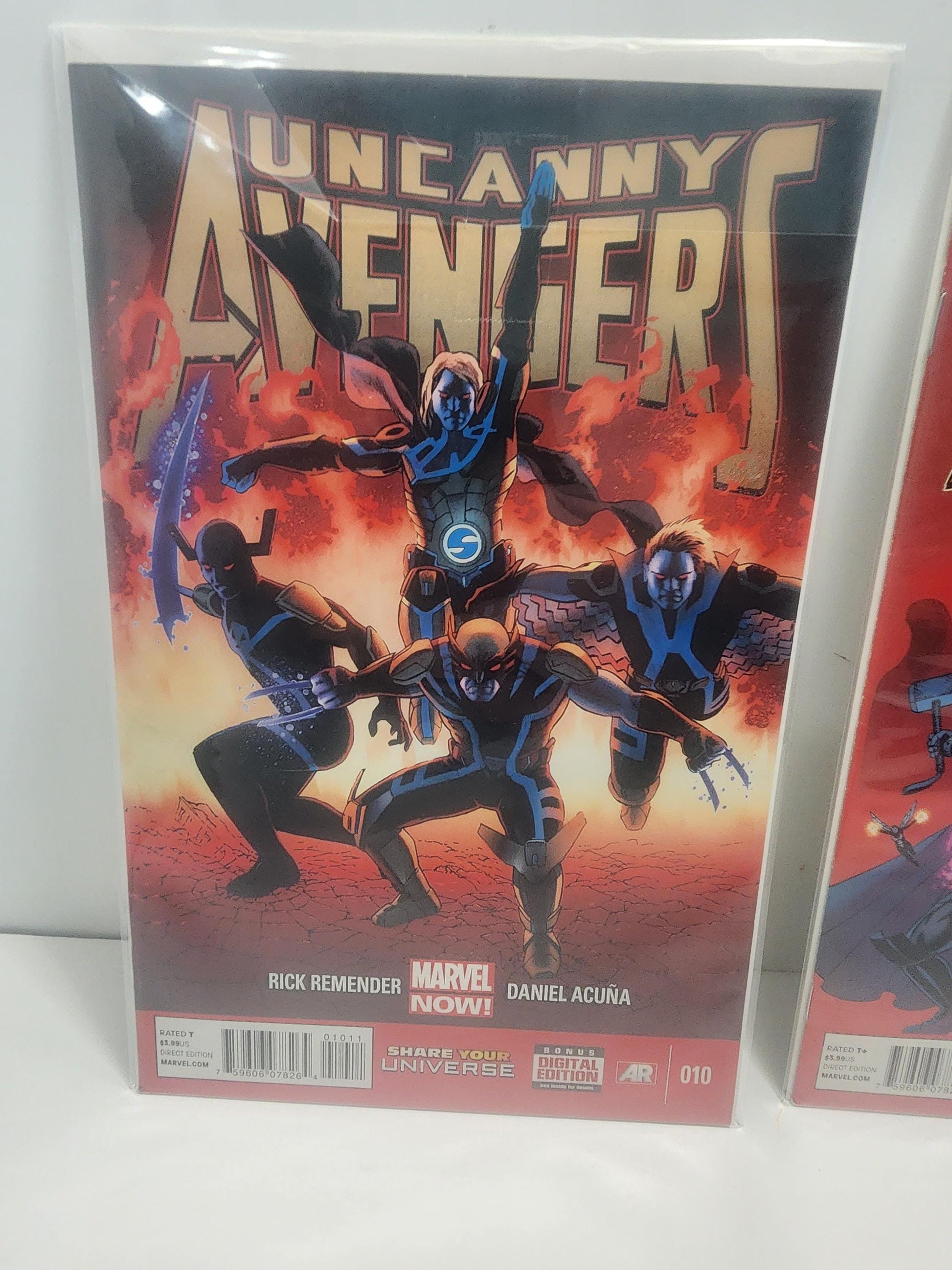Marvel Uncanny Avengers Comic Book Lot of 2 - Comics - Vintage Comics - Marvel - Marvel Comics - Uncanny Avengers - Avengers - Marvel Avenge