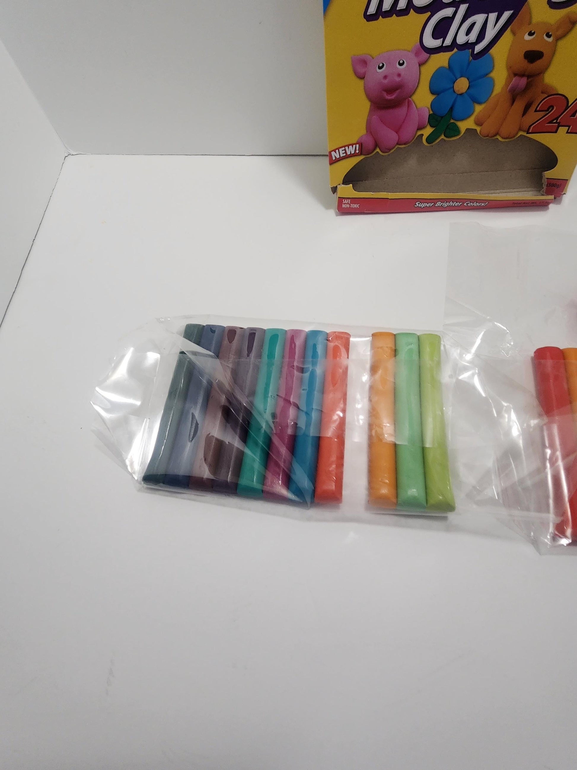 CrazyArt Crayola Modeling Clay Opened - Modeling Clay - Clay - Art - Arts and Crafts - CrazyArt - Crazy Art - Playdoh - Kids - Games