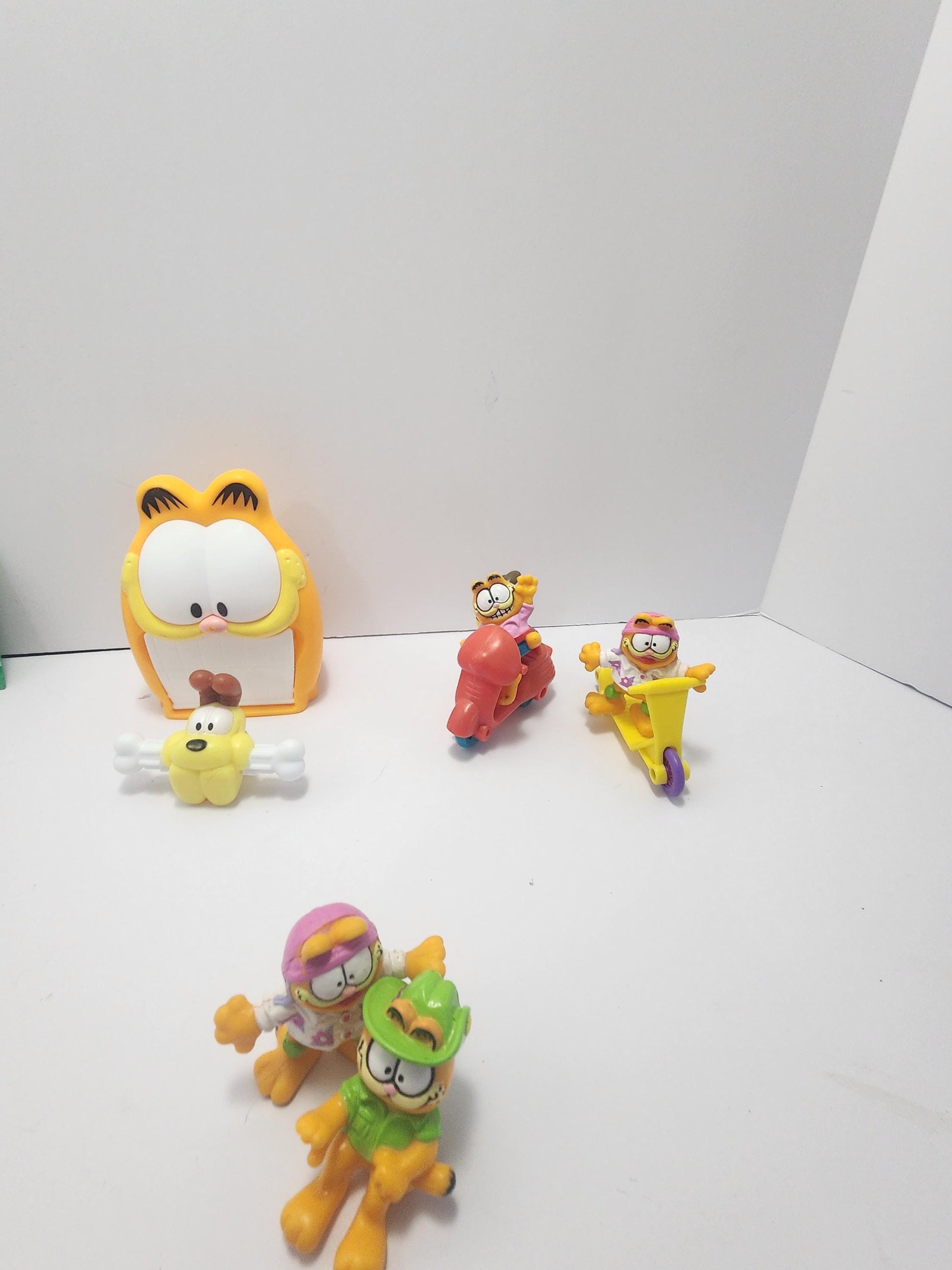 Garfield Figures - Odie Figure - Enesco - Garfield Toys - United Features Syndicate - 1980 Pvc Figures