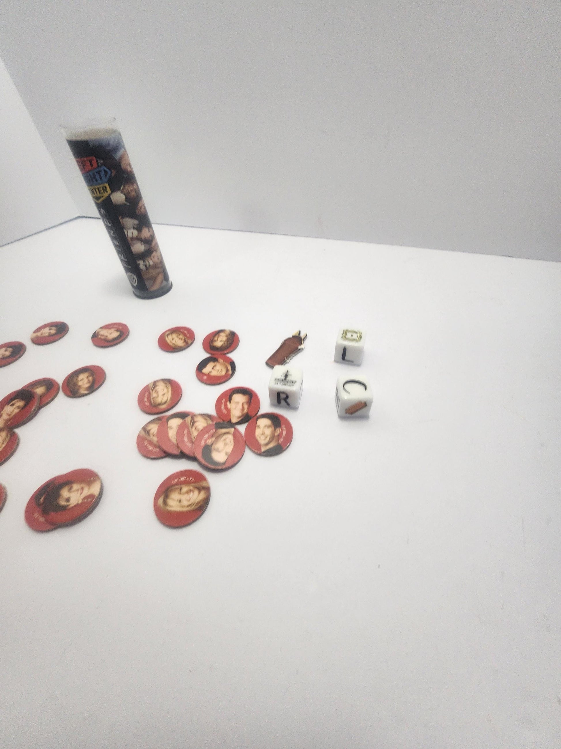 Friends TV Show Little Container With Pogs & Dice - Friends - TV Shows - Pogs - Dice - Games - Friends TV Show - Sitcoms