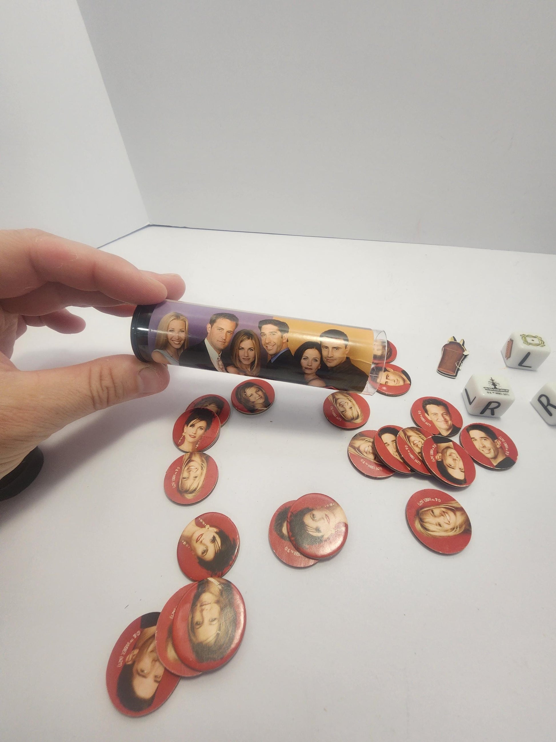 Friends TV Show Little Container With Pogs & Dice - Friends - TV Shows - Pogs - Dice - Games - Friends TV Show - Sitcoms