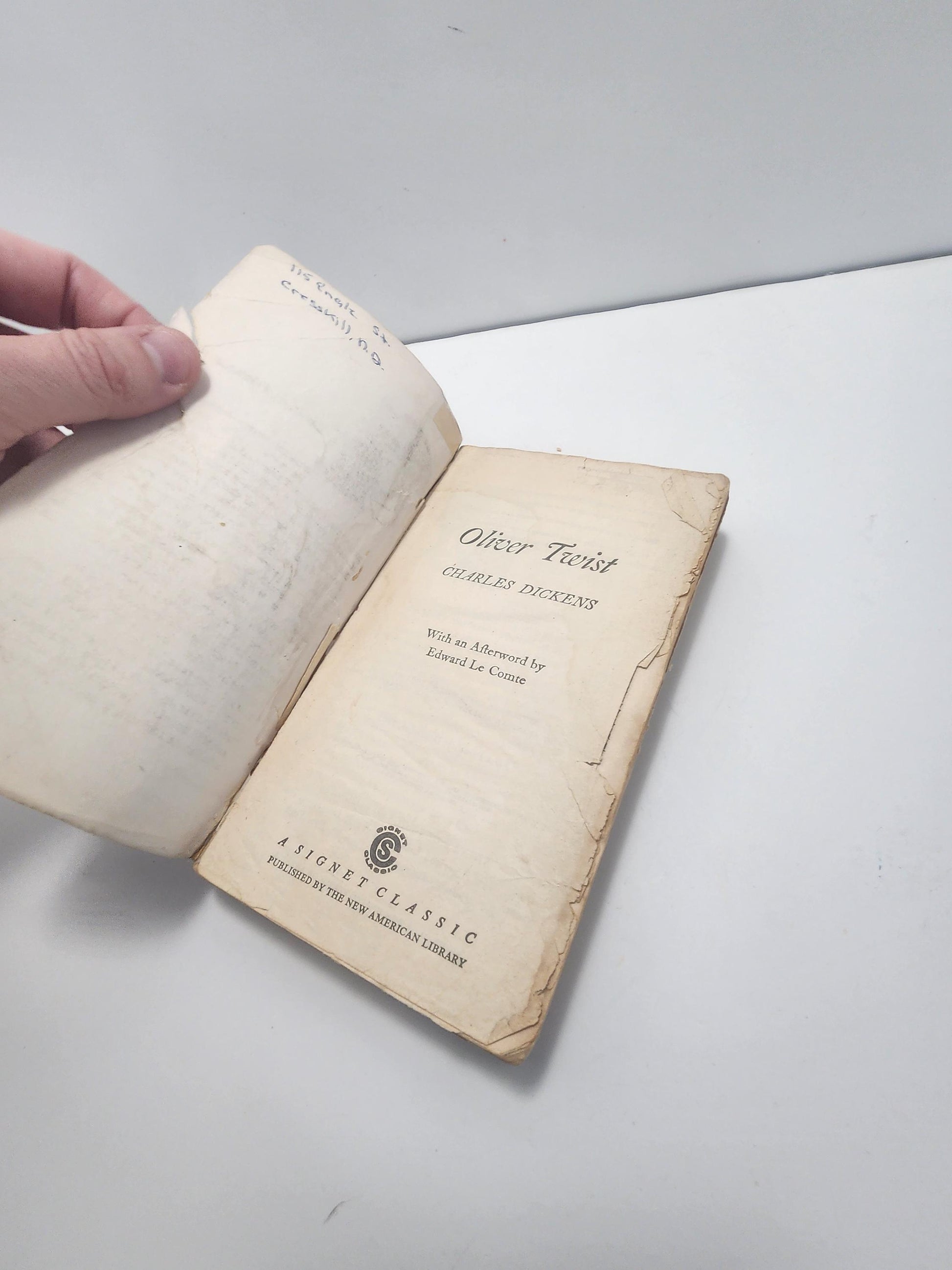 Charles Dickens Book LOT Of 2 1980's 1990's - Paperback Books - Charles Dickens - The Pickwick Papers - Oliver Twist