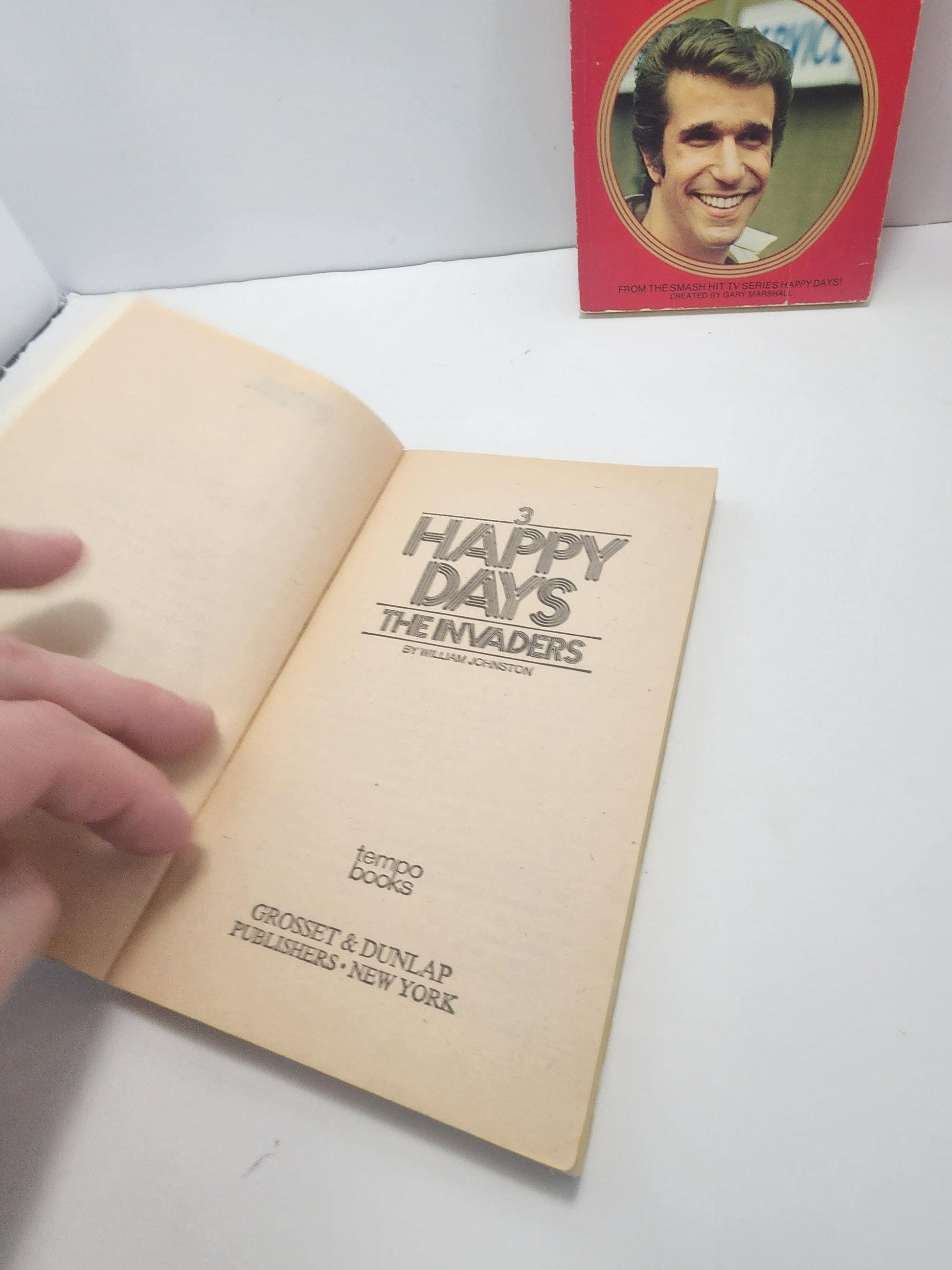 William Johnston 1980's Popular Movie & Shows Paperback Books - William Johnston - Paperback Books - Happy Days - Room 222 - Get Smart