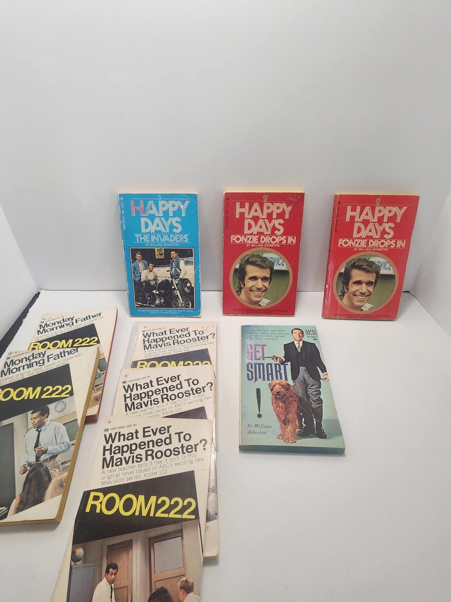 William Johnston 1980's Popular Movie & Shows Paperback Books - William Johnston - Paperback Books - Happy Days - Room 222 - Get Smart