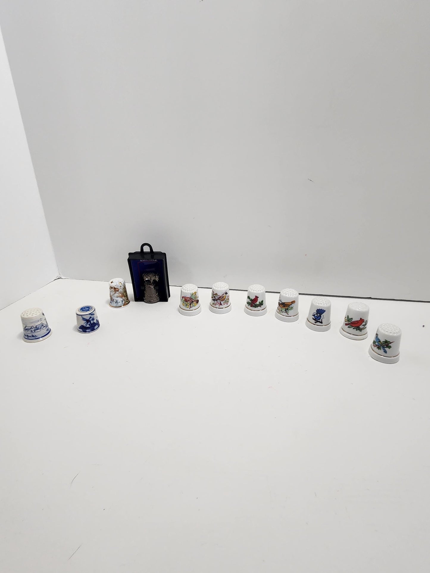 Vintage Bells & Thimbles - Thimble - Bells - Vintage Bells - Delft - Delft Hollands - Hollands - Birds - Cardinals - Bird Bells - Buffall