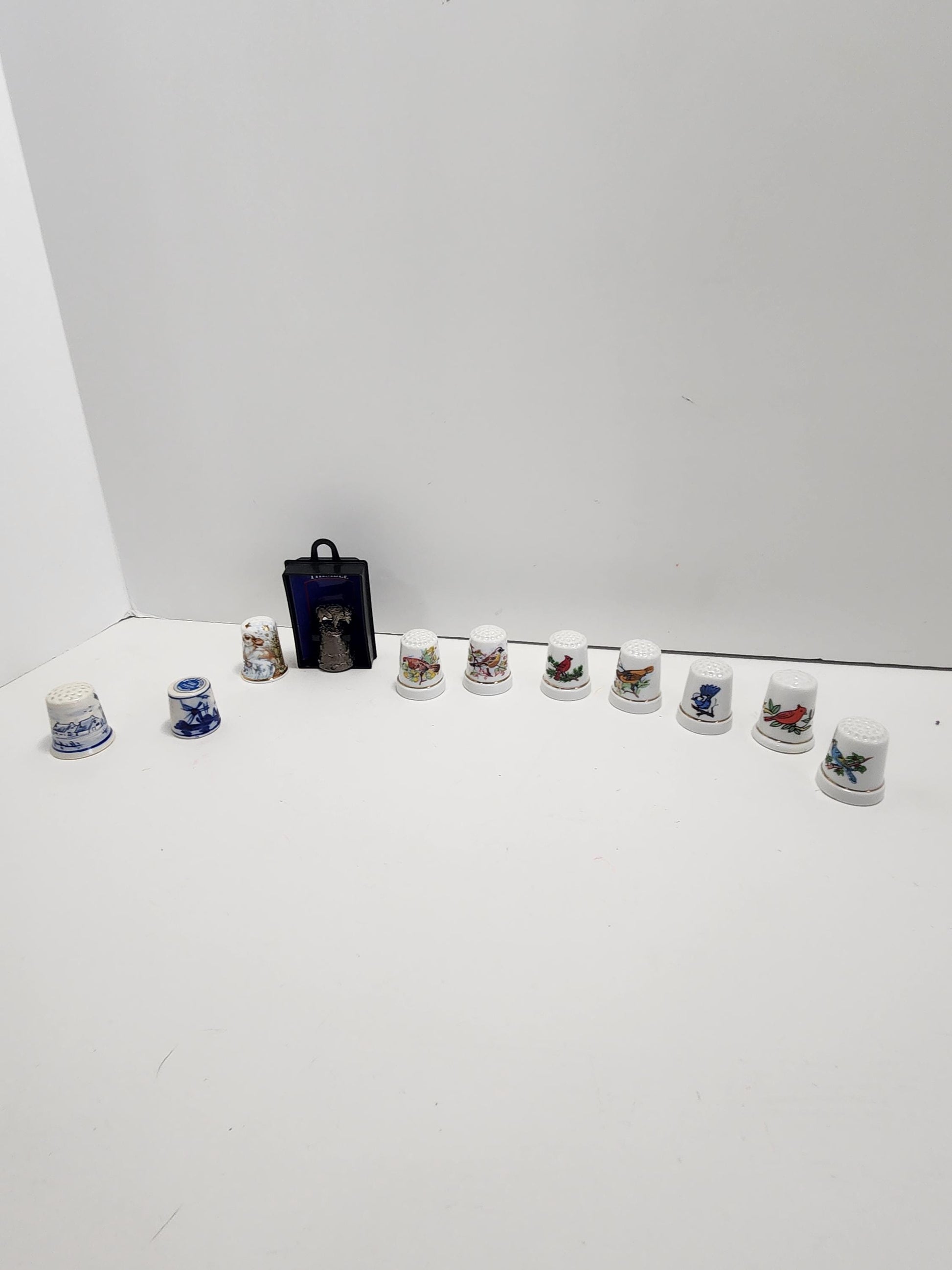 Vintage Bells & Thimbles - Thimble - Bells - Vintage Bells - Delft - Delft Hollands - Hollands - Birds - Cardinals - Bird Bells - Buffall