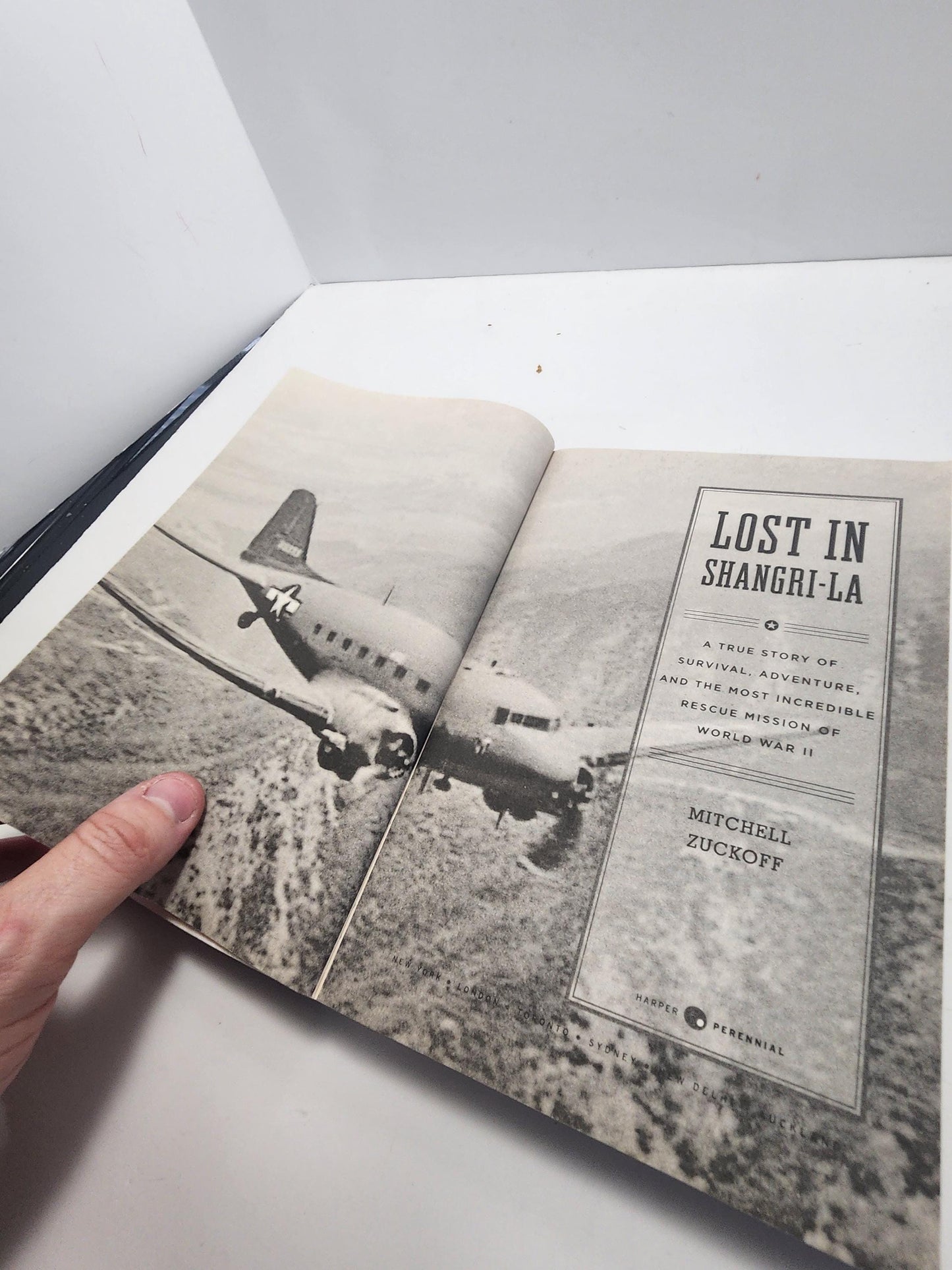 Lost In Shangri LA by Mitchell Zuckoff - Mitchell Zuckoff - New York Times - Best Seller - Lost In Shangri -La - Books - Top Selling Books