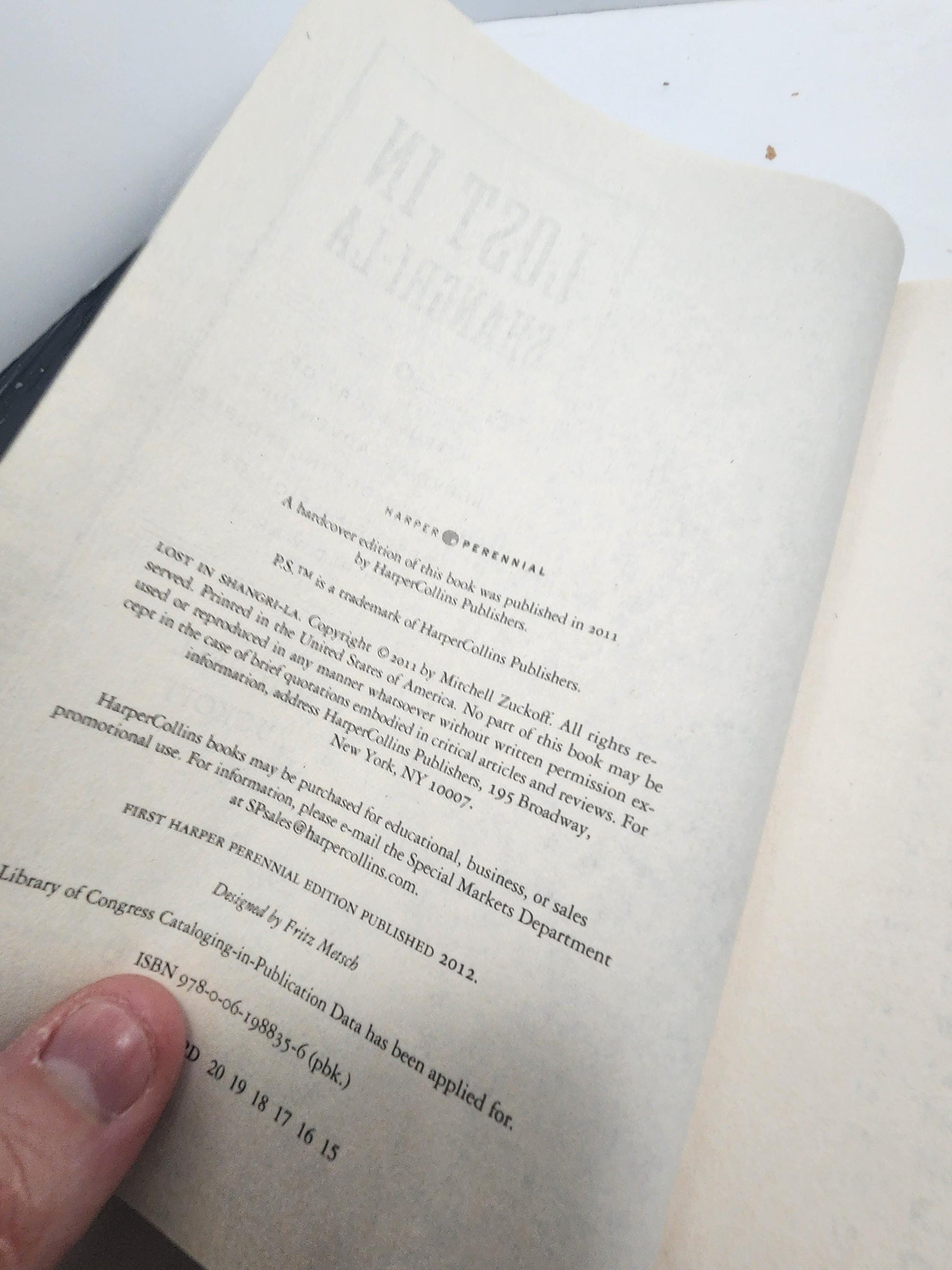 Lost In Shangri LA by Mitchell Zuckoff - Mitchell Zuckoff - New York Times - Best Seller - Lost In Shangri -La - Books - Top Selling Books